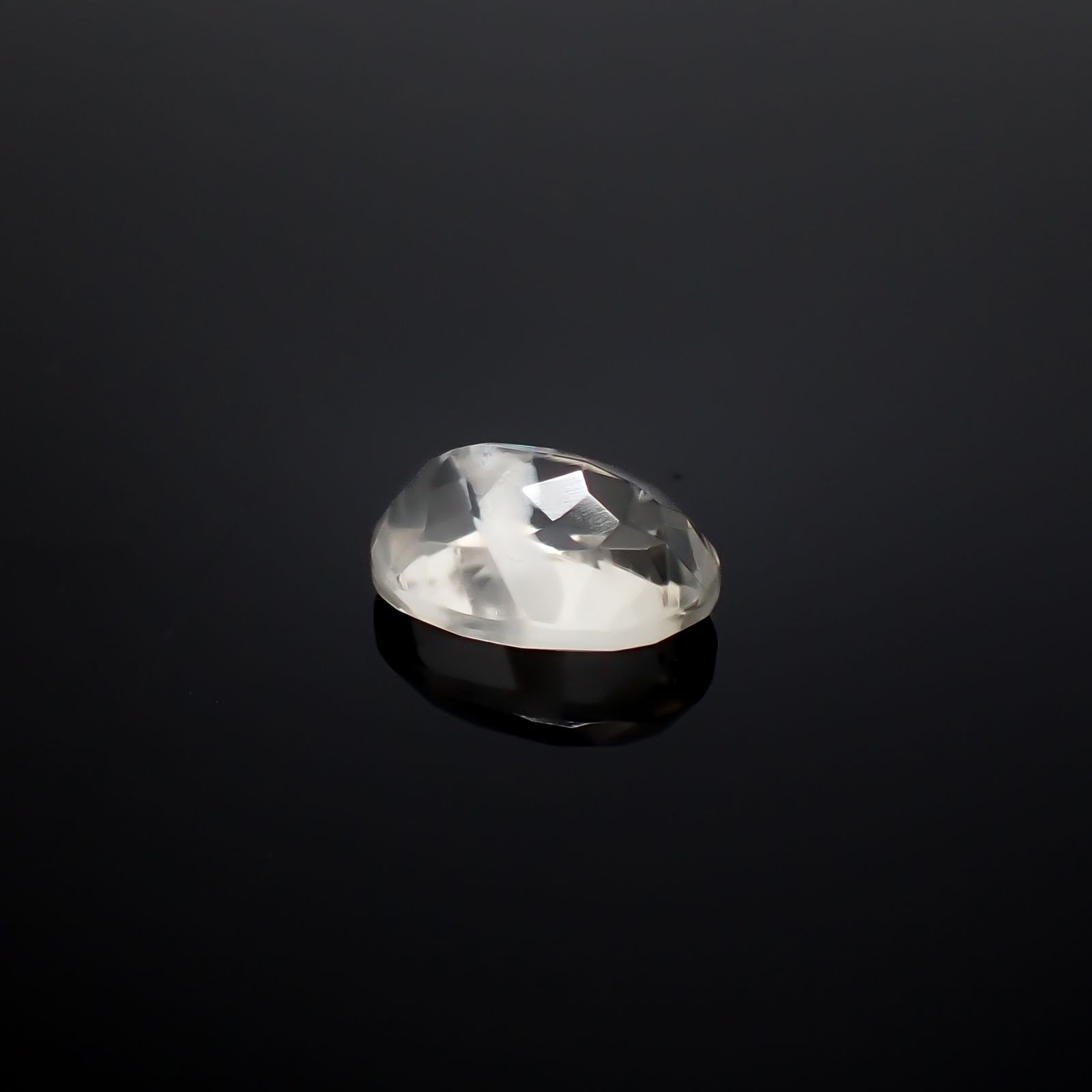 マラウイムーンストーン マラウイ共和国産 3.74ct / 12.1x8.4mm前後 [260331823]