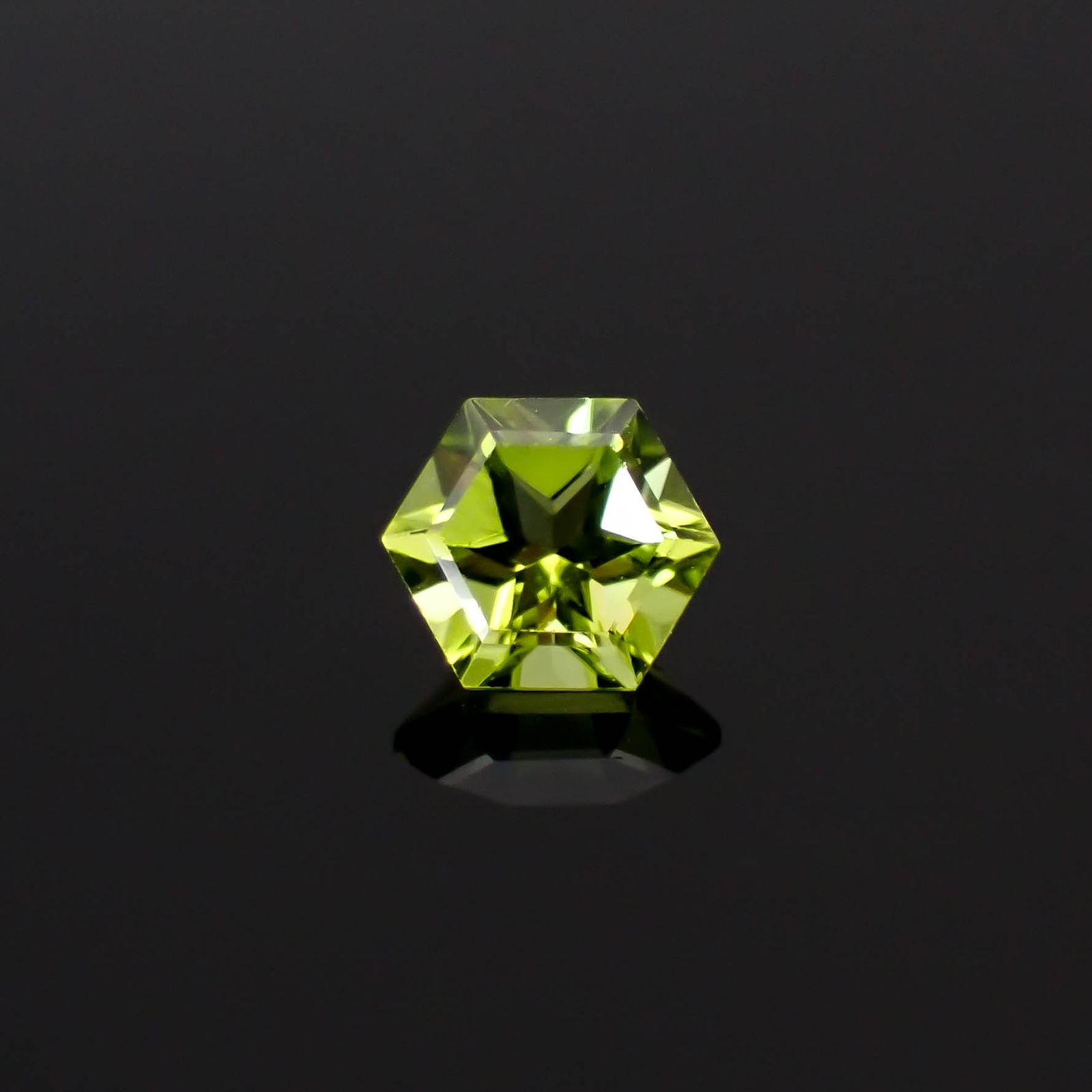 ◇ヘキサゴンカット◇ペリドット(宝石名ペリドット)アメリカ産 0.65ct 識別済[250330108]5.1x5mm前後