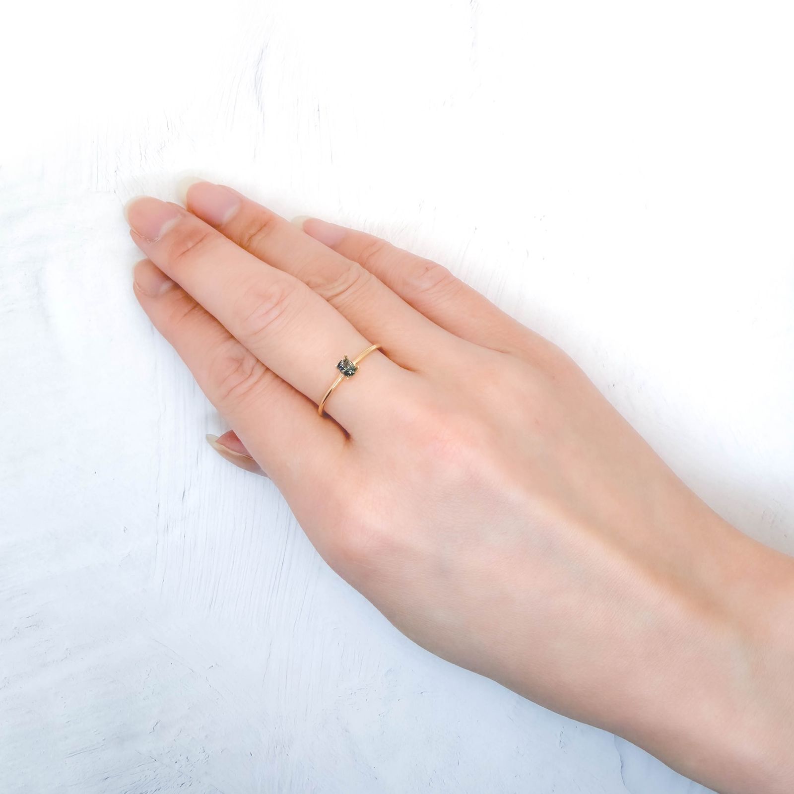 サファリン スリランカ産 0.17ct / 3.9x3mm前後 [260432047]