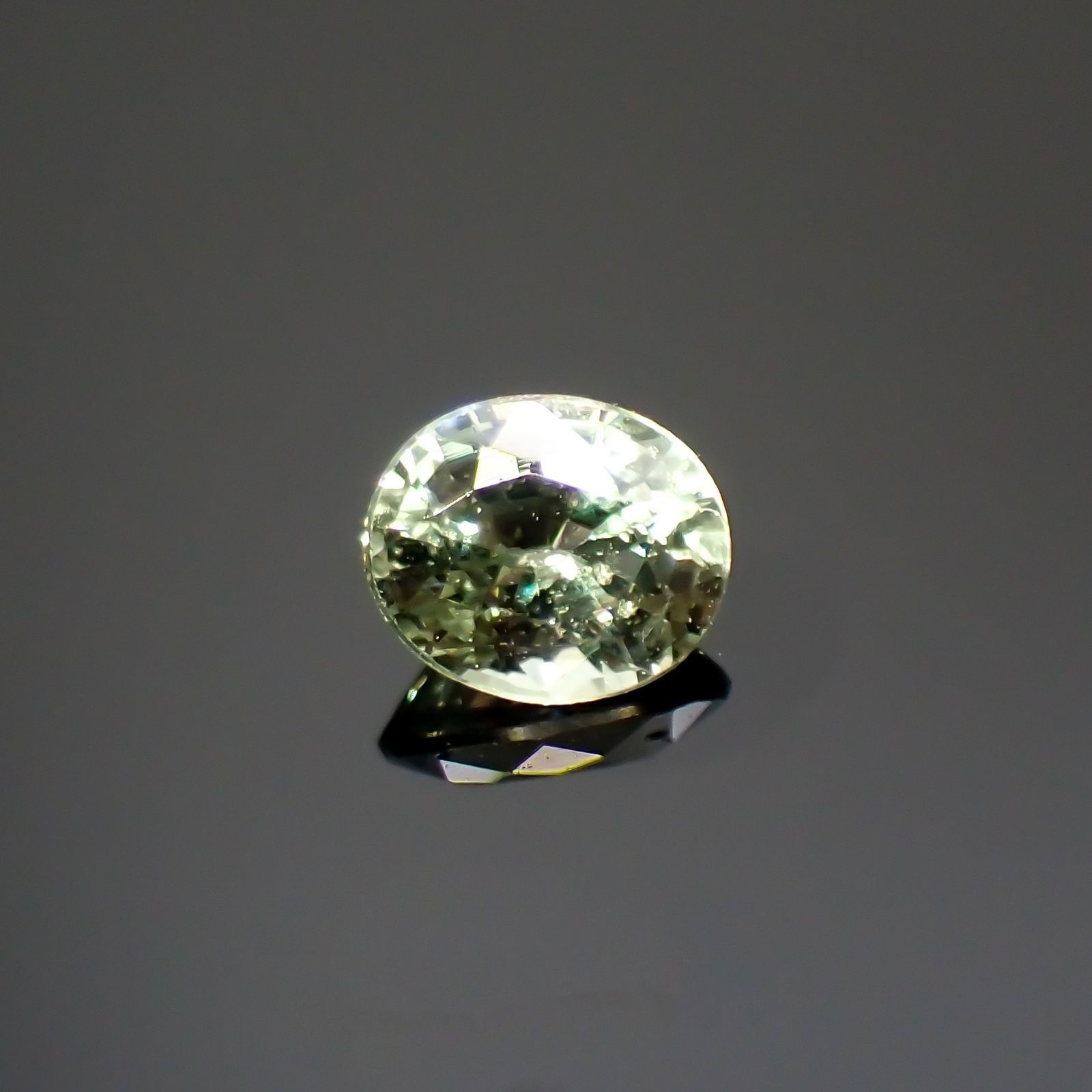 グリーンクリソベリル(宝石名クリソベリル)スリランカ/マダガスカル産 識別済 0.25ct / 3.9x3.3mm前後 [220114482]