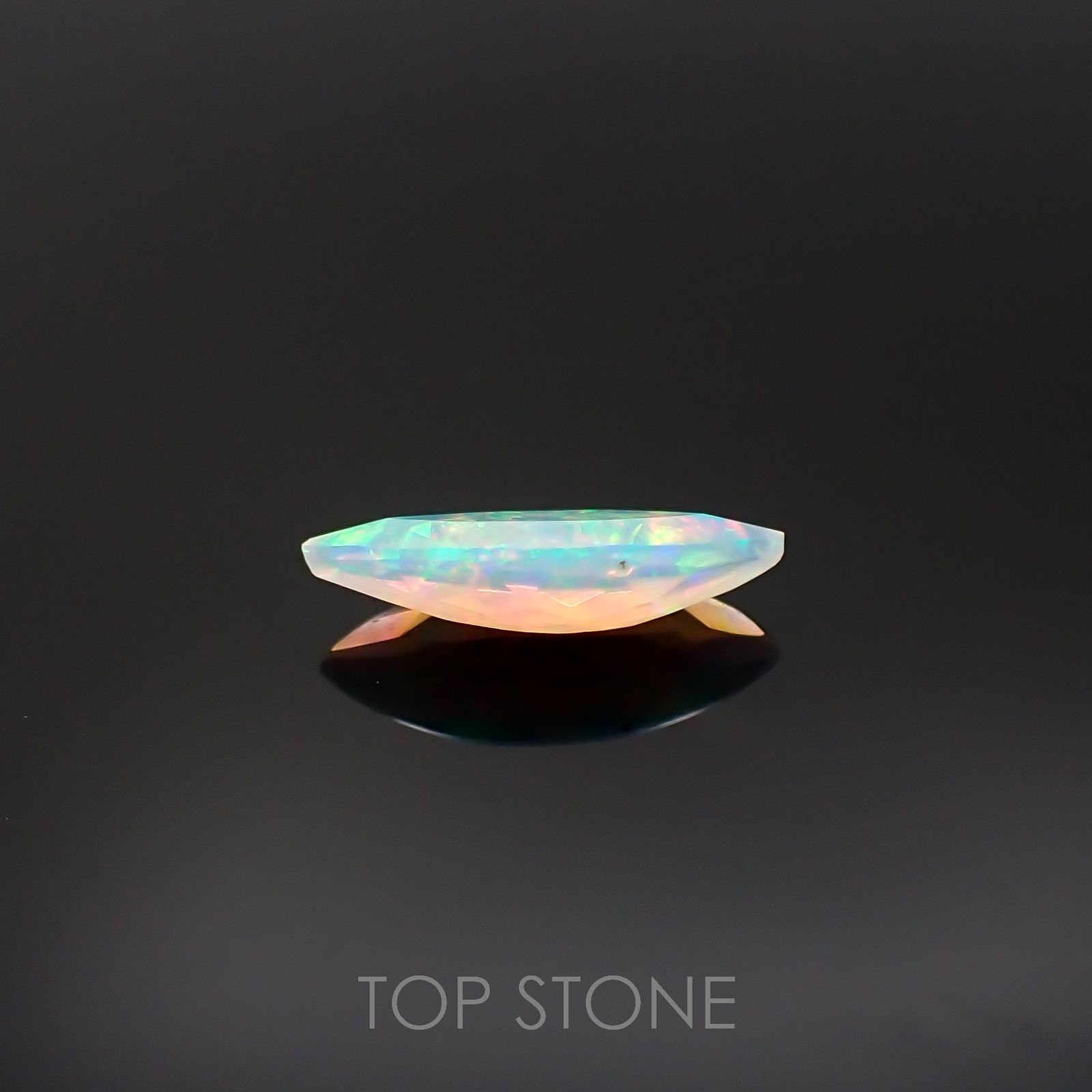 エチオピアオパール(宝石名オパール)エチオピア産 0.79ct 識別済[220917700]13.2x5.2mm前後