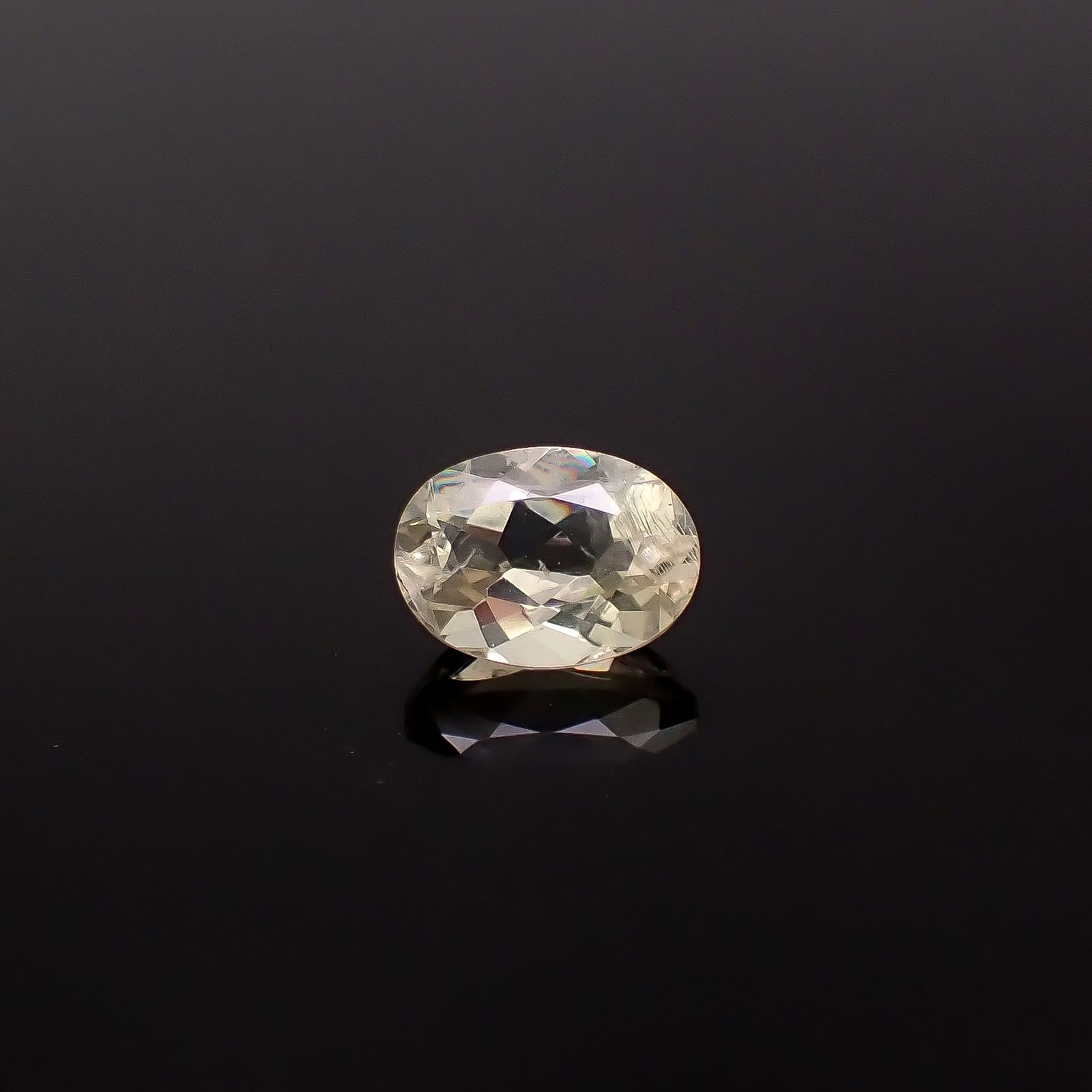 リューサイト 遊色効果あり イタリア産 0.99ct / 7.8x5.8mm前後 [260131555]