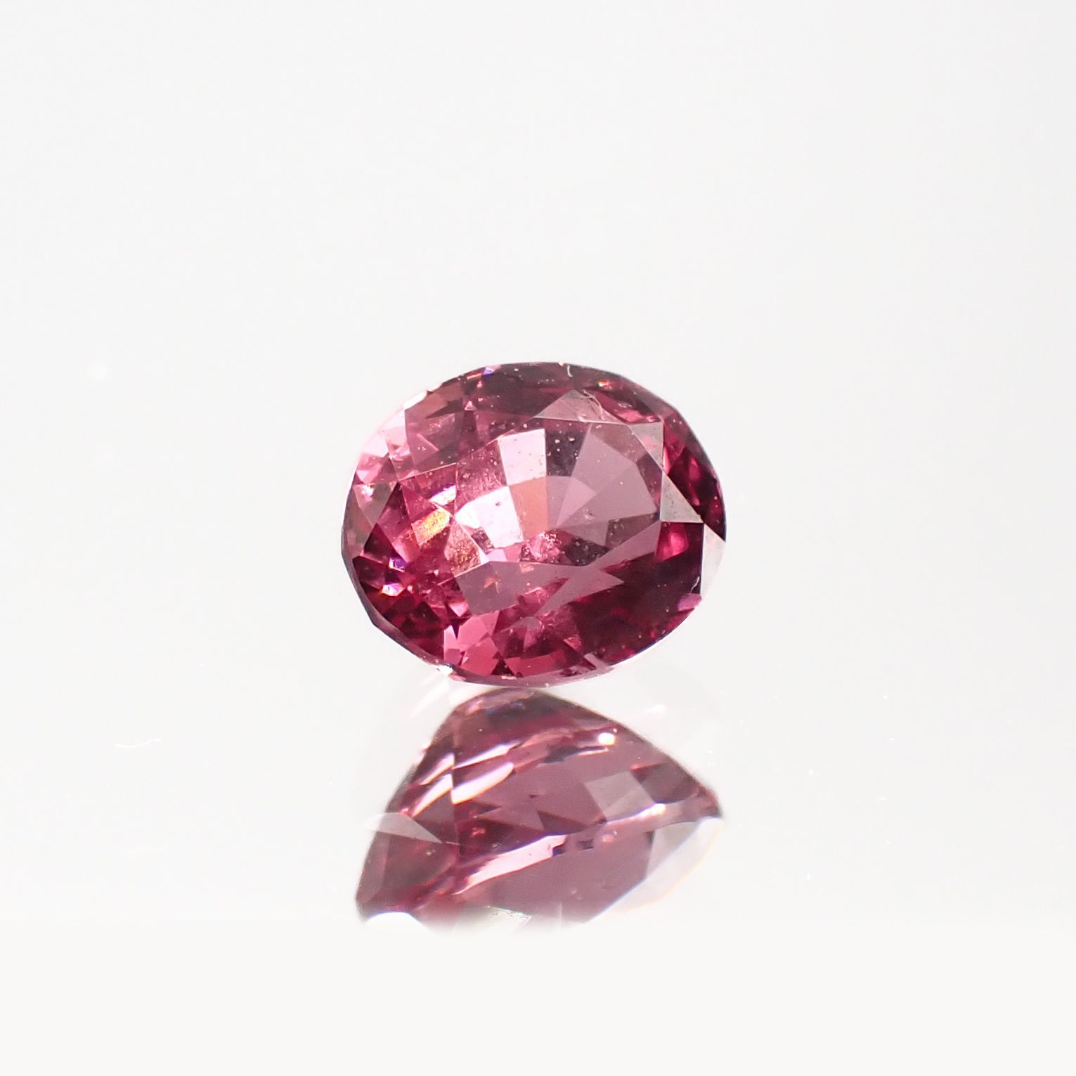 ホットピンクスピネル(宝石名ピンク・スピネル)タンザニア産 0.52ct 識別済[220817352]5.1x4.2mm前後
