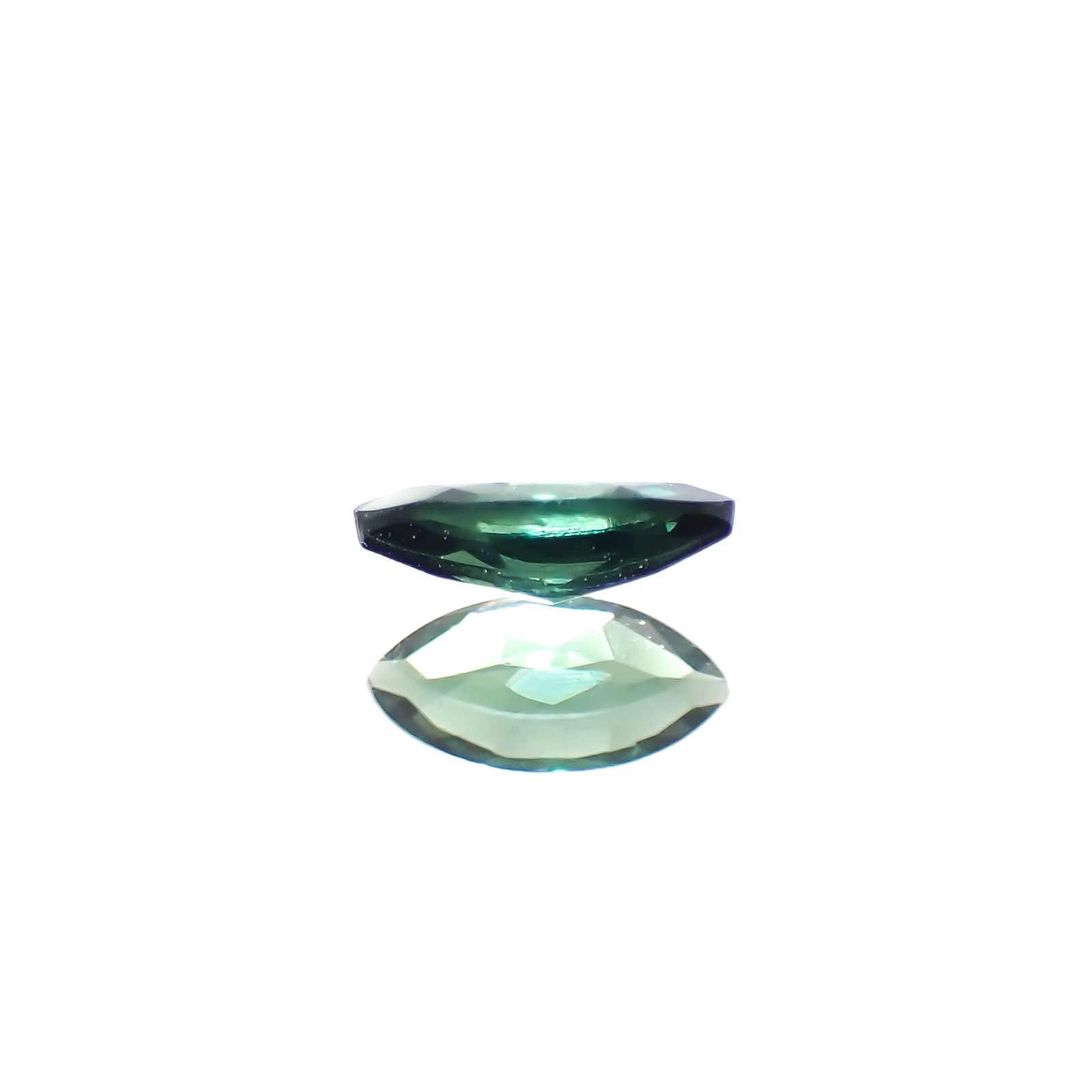 ベキリーブルーガーネット（カラーチェンジガーネット アレキタイプ） マダガスカル・ベキリー産 0.17ct [241229620]5.2x2.6mm前後