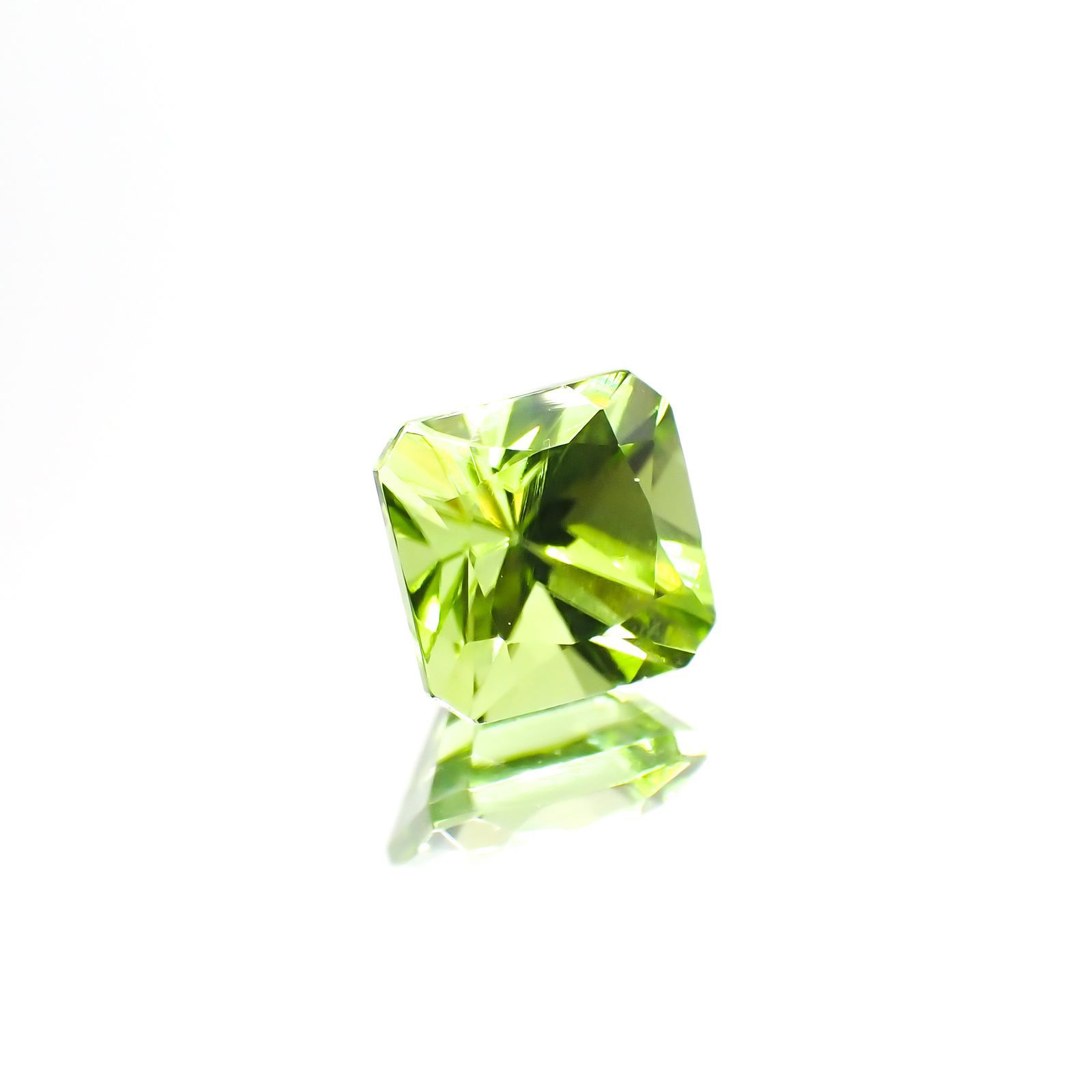 ◇アッシャーカット◇ペリドット(宝石名ペリドット) パキスタン産 1.52ct 識別済[210913481]6.2×6.2mm前後