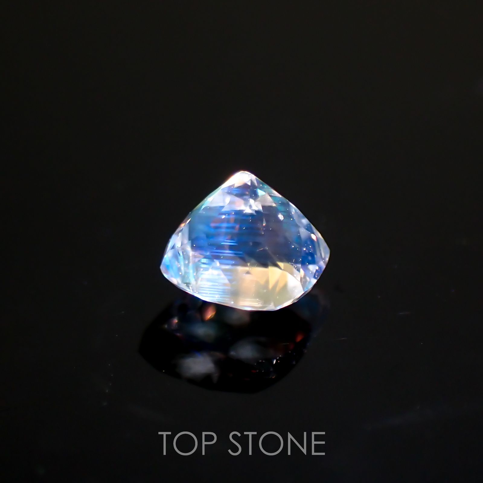 レインボームーンストーン(宝石名ラブラドライト)マダガスカル産 0.52ct 識別済[221018295]4.9x4.4mm前後