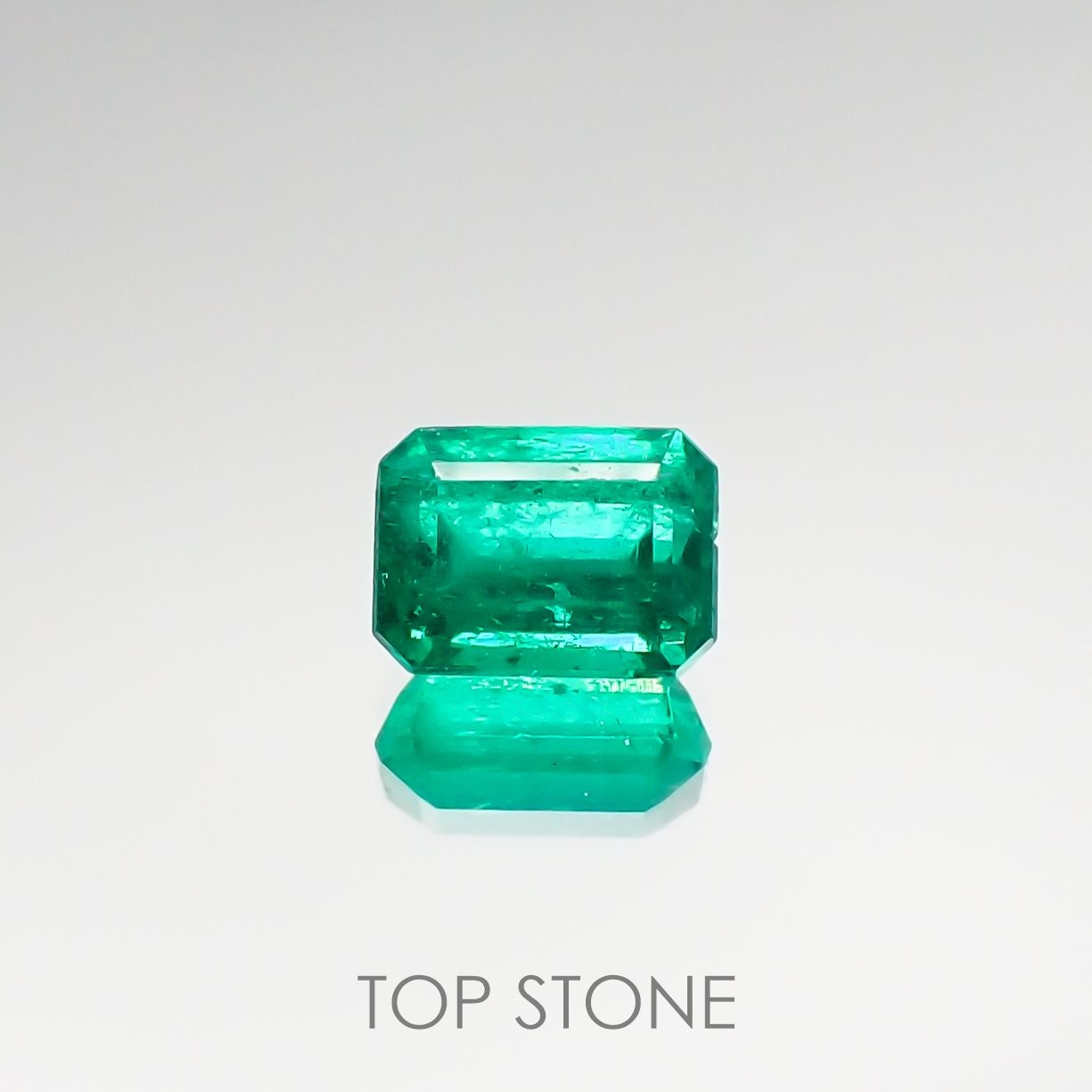 エメラルド(宝石名エメラルド) コロンビア産 0.529ct ソ付(彩珠)[210711685]5.5×3.9mm前後