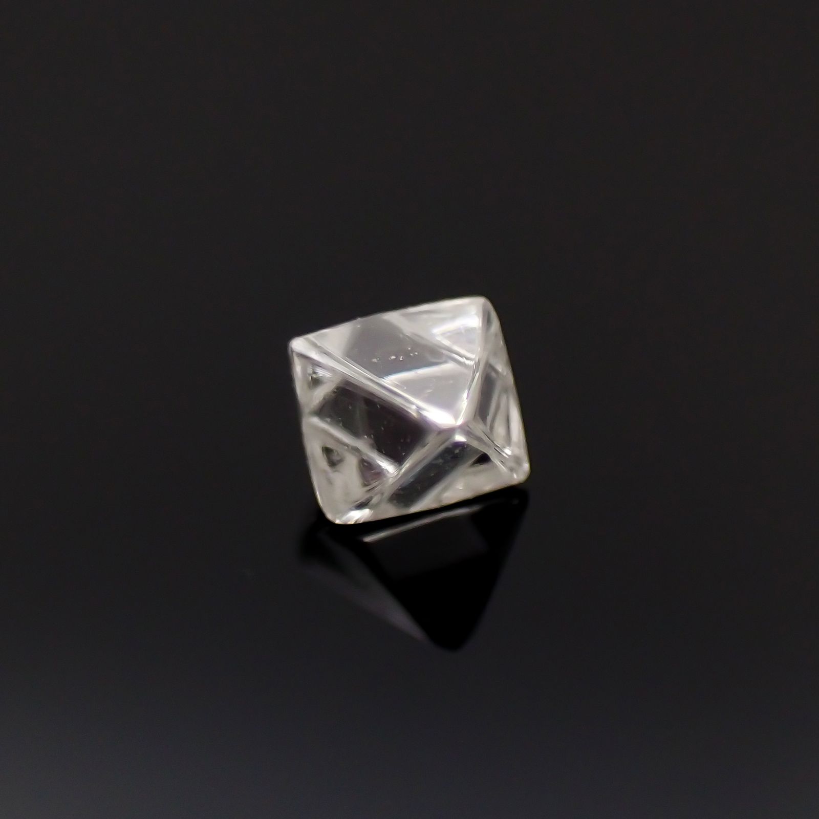 ソーヤブルダイヤモンド 原石(トライゴンあり・薄/Trigon) ロシア産 0.097ct[230923469]2.8x2.8mm前後