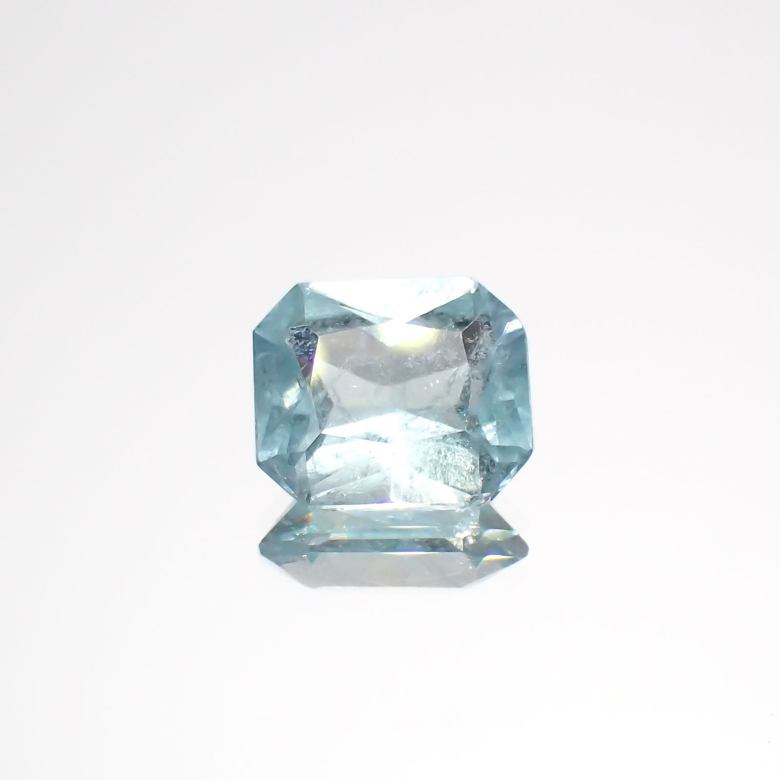 ユークレース(宝石名ブルー・ユークレース)コロンビア産 1.989ct ソ付(彩珠)[221018680]8.6x7.3mm前後