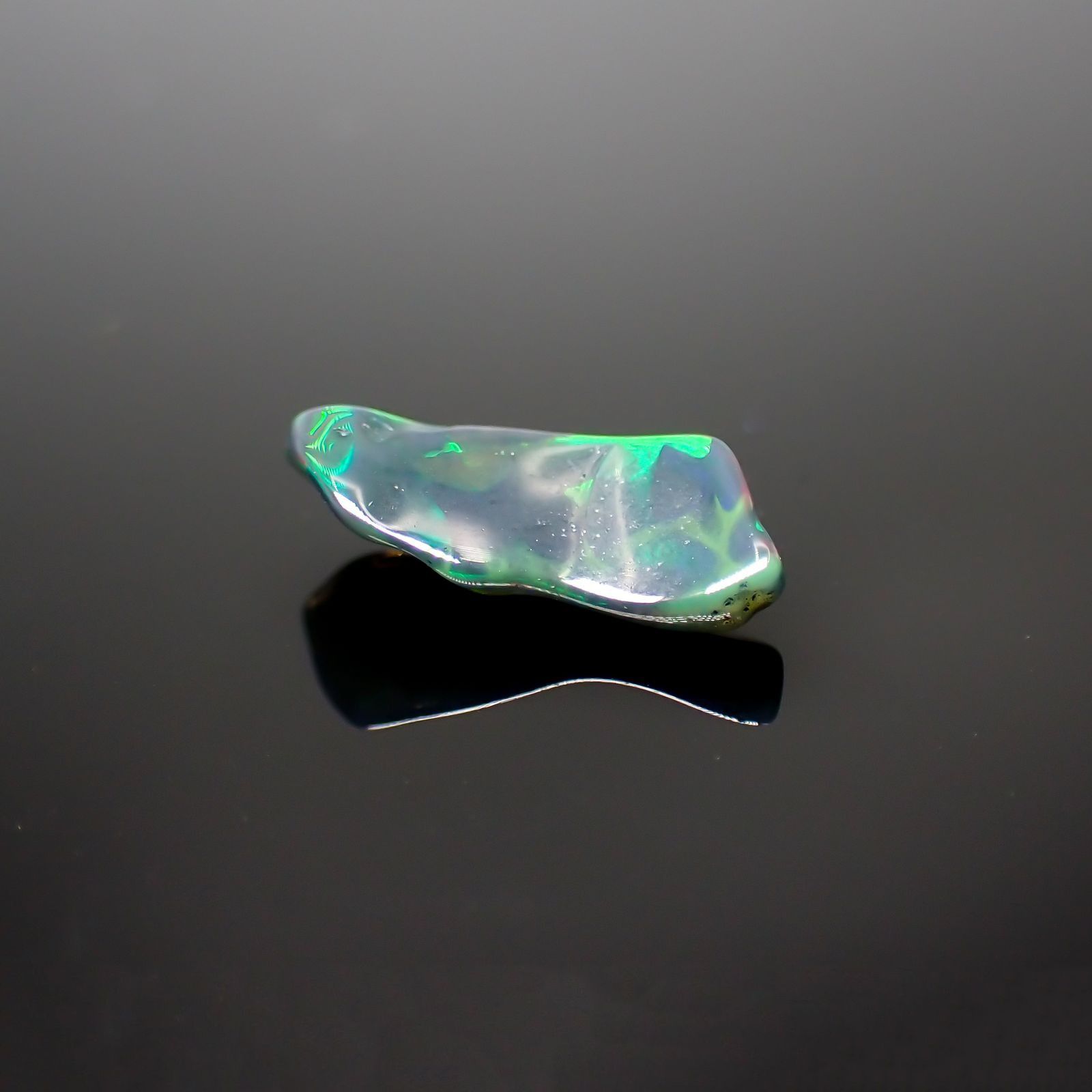 ◇バロック型◇ブラックオパール(宝石名オパール/加熱処理) エチオピア産 識別済 1.03ct / 13.8x6mm前後 [211013507]