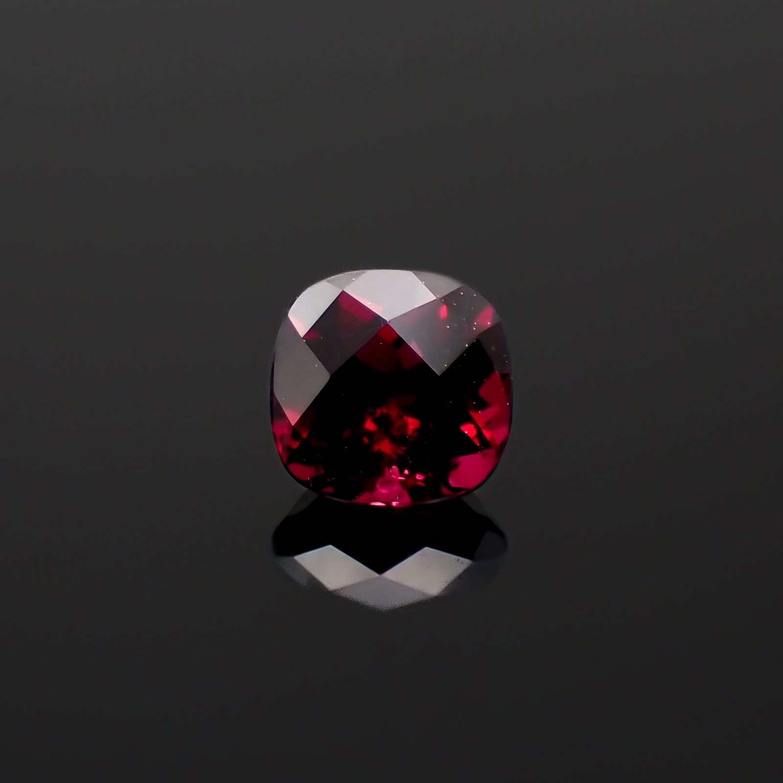◇チェッカーカット◇アントヒルガーネット(クロムパイロープガーネット) アメリカ・アリゾナ州産 0.38ct[230722881]4.1x4.1mm前後