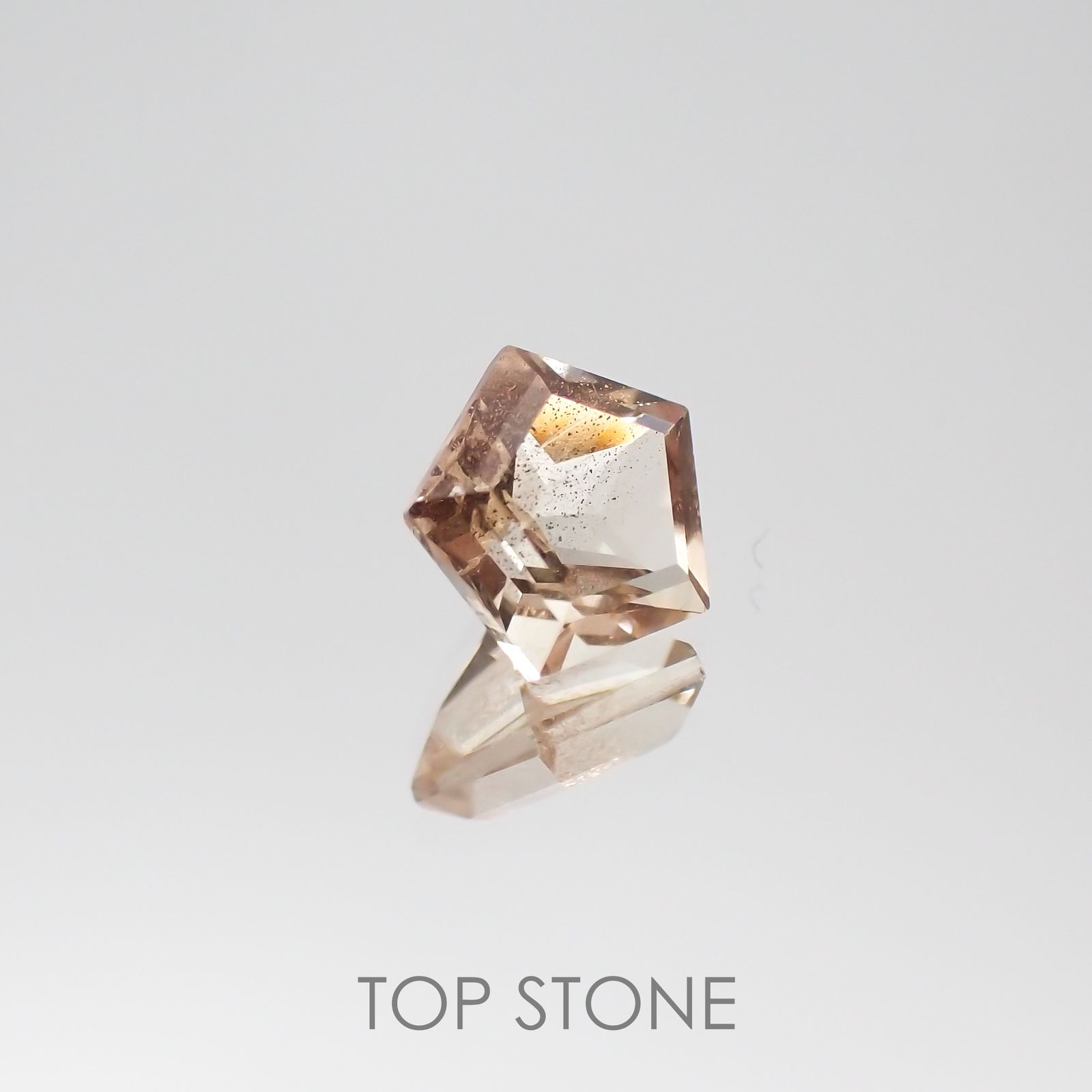◇ペンタゴンカット◇オレゴンサンストーンSA(宝石名ラブラドライト) アメリカ・オレゴン州産 0.36ct 識別済[210610971]4.7×4.9mm前後