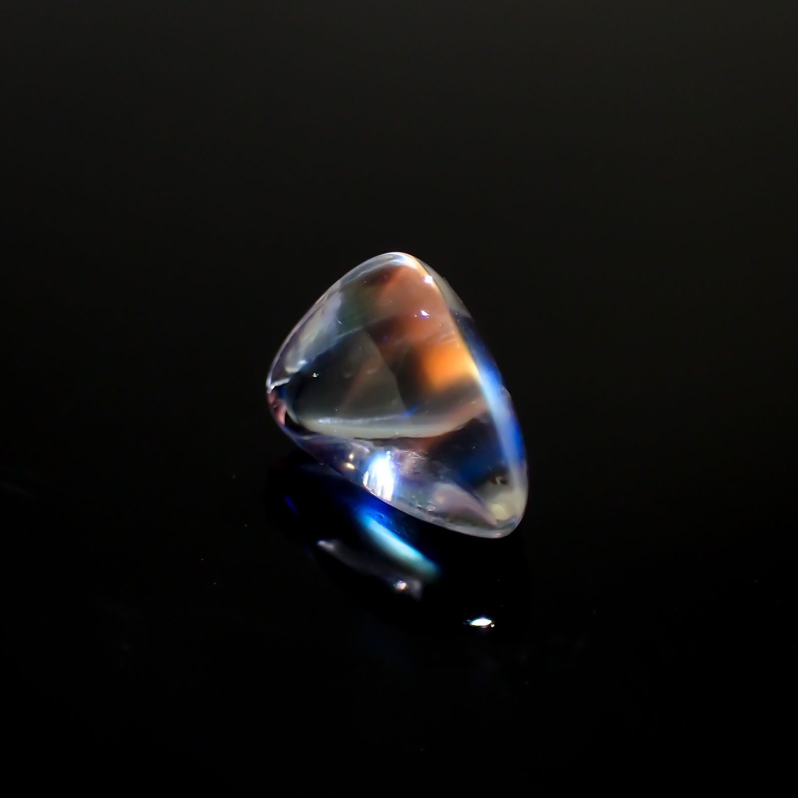 ◇バフトップカット◇レインボームーンストーン(宝石名ラブラドライト) マダガスカル産 ソ付(彩珠) 1.390ct / 8x6.1mm前後 [251211646]