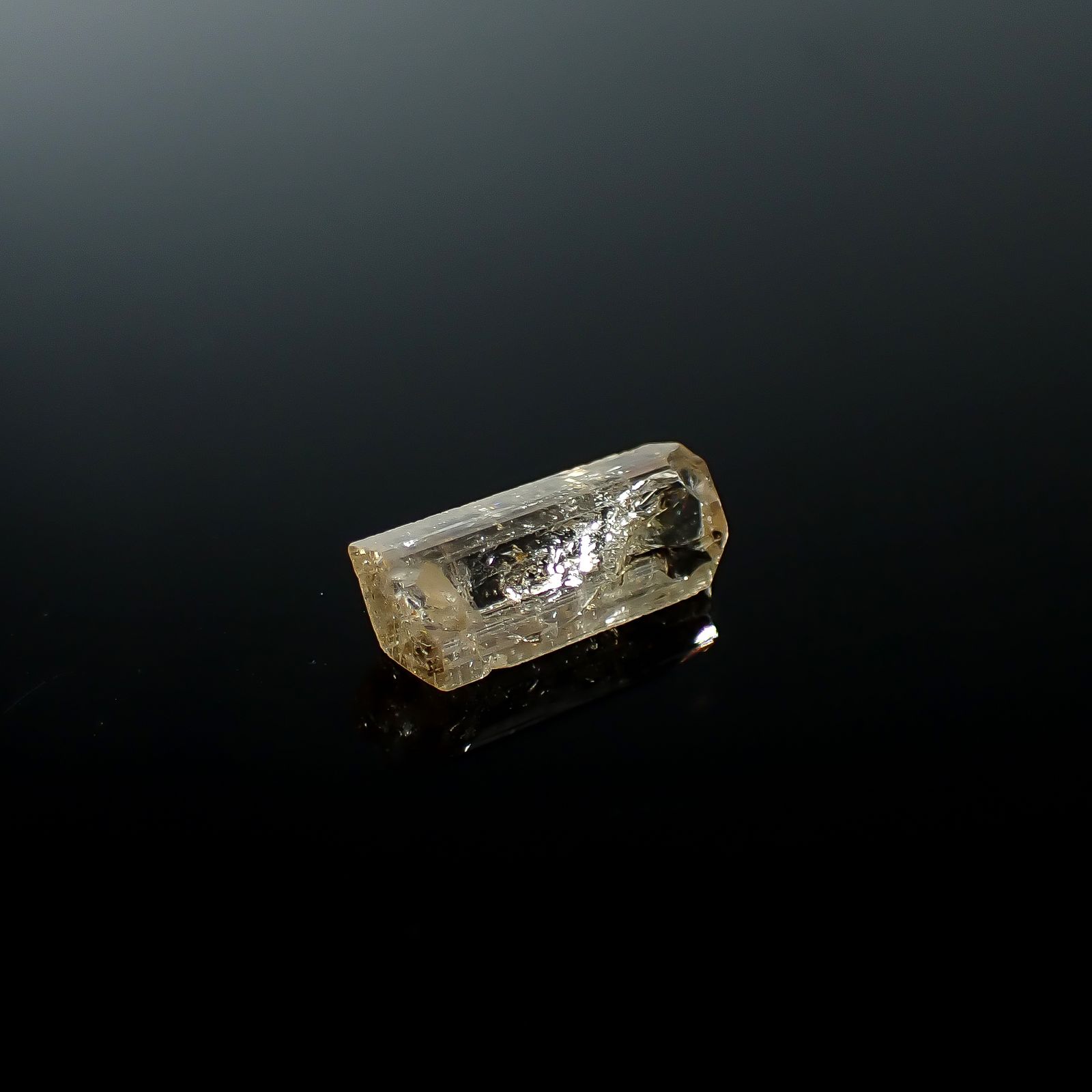 インペリアルトパーズ 原石 ザンビア産 5.31ct / 16.3x7mm前後 [250730940]