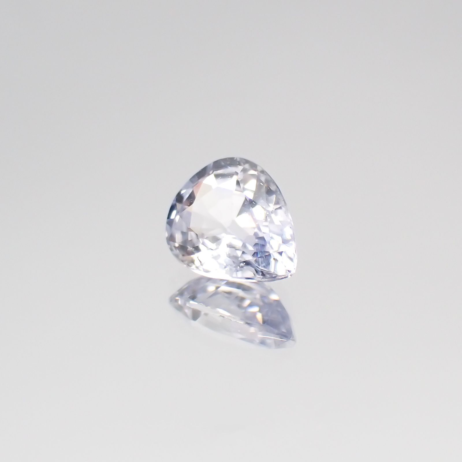 アイスブルーサファイア スリランカ・マダガスカル産 ルース 0.38ct[210611162]5.1×4mm前後