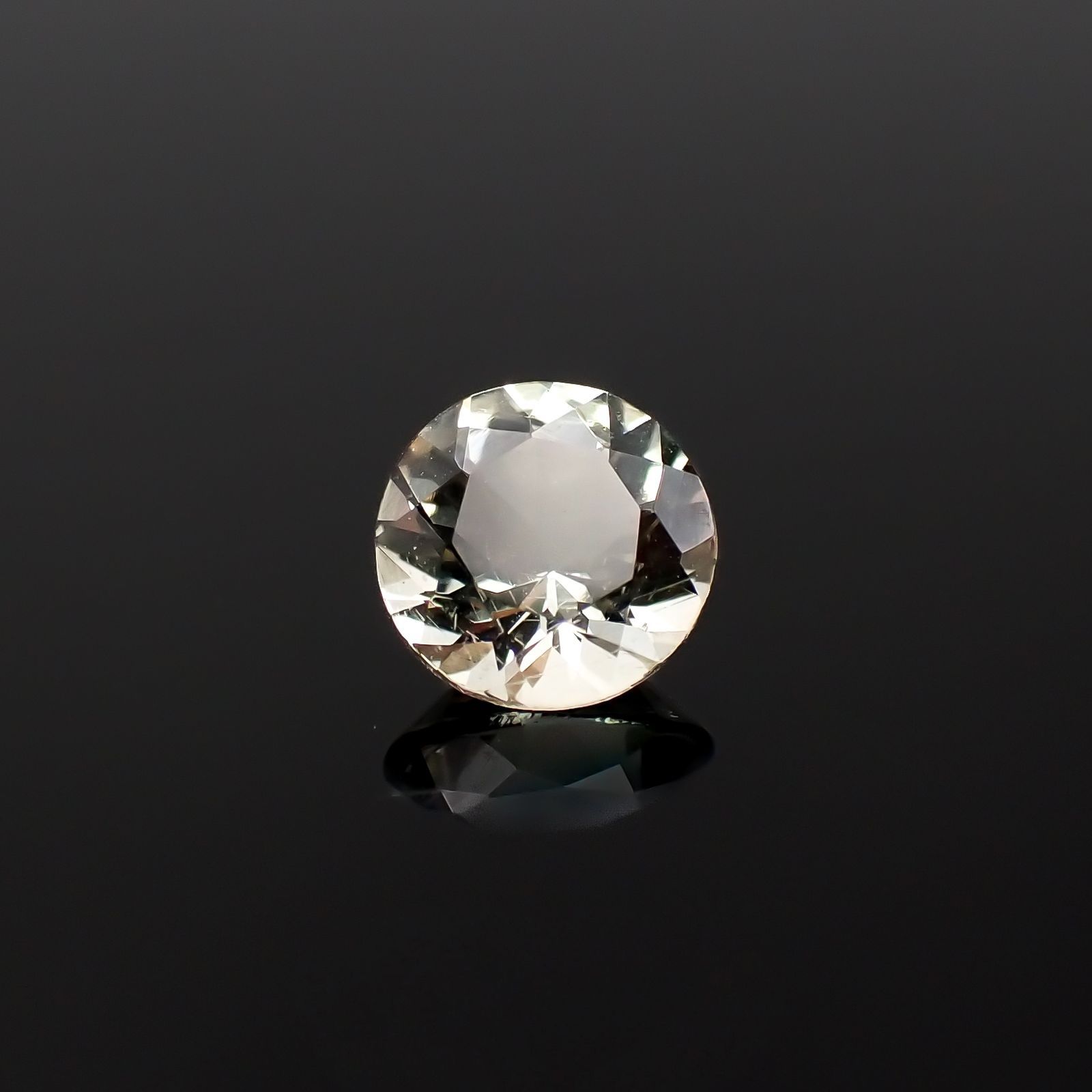 バイカラーオレゴンサンストーン アメリカ・オレゴン州産 0.65ct / 5.9x5.9mm前後 [230220682]