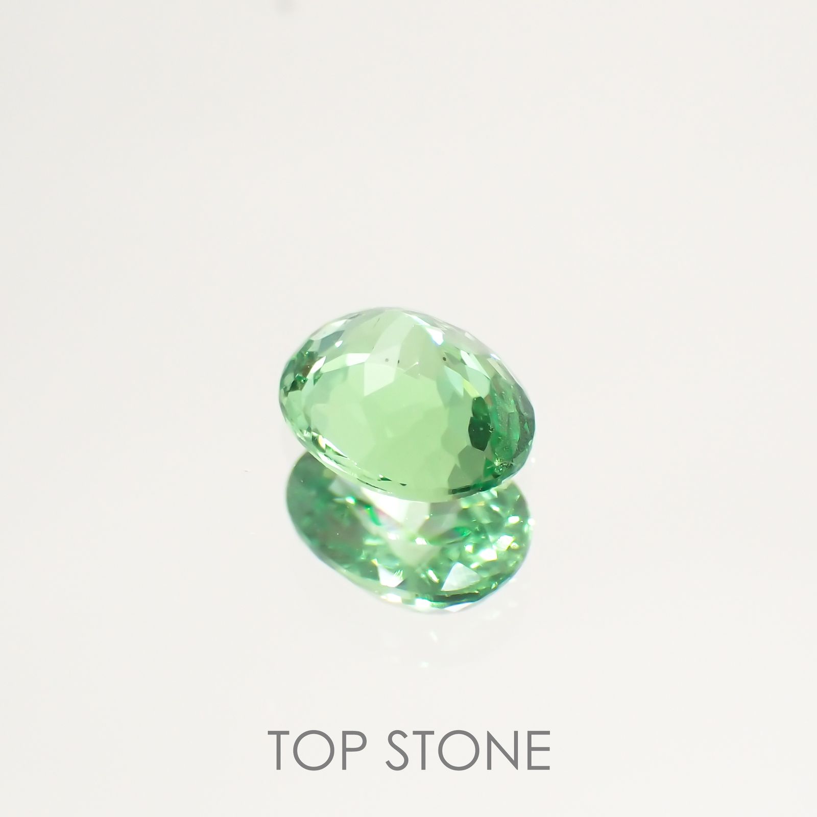 ミントガーネット(宝石名グリーン グロッシュラー・ガーネット) タンザニア産 0.602ct ソ付(彩珠)[210711926]5.7×4.4mm前後