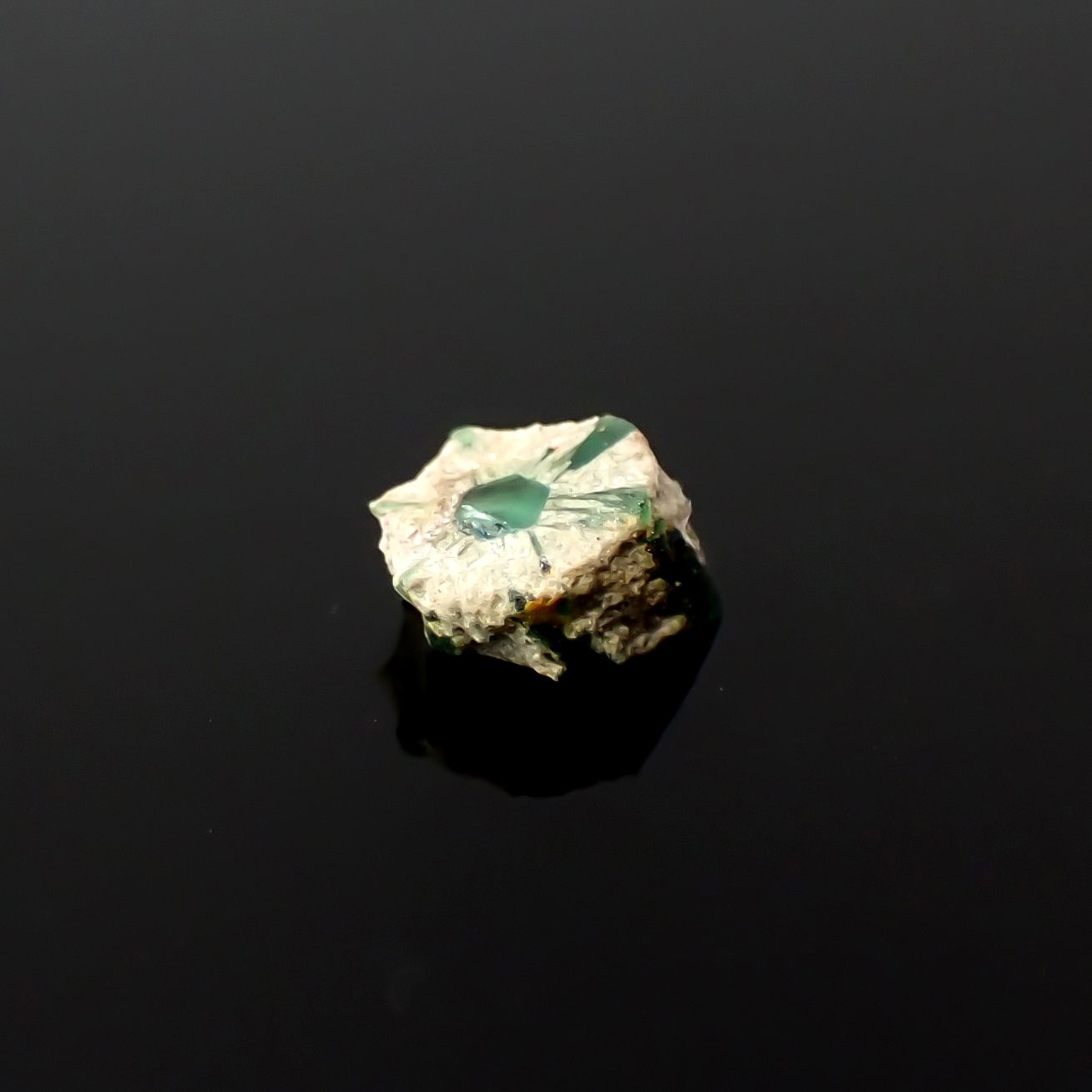 逆トラピッチェエメラルド 原石スライス コロンビア産 0.22ct[240627847]3.5x3.3mm前後