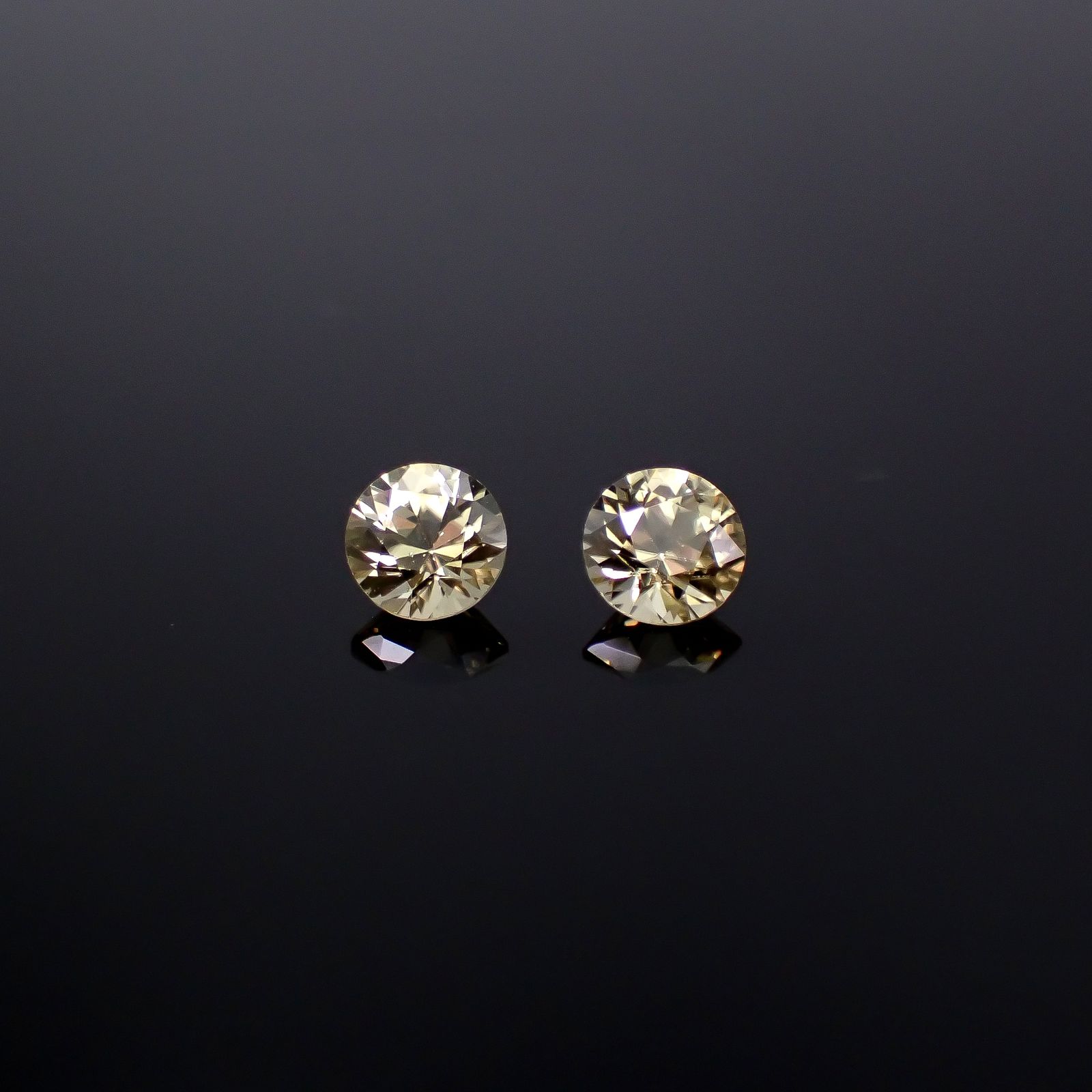 ◇ペアセット◇イエロージルコン(宝石名ジルコン)スリランカ/カンボジア産 識別済 0.95ct(2pcs合計) / 4.3x4.3mm前後 [251231485]