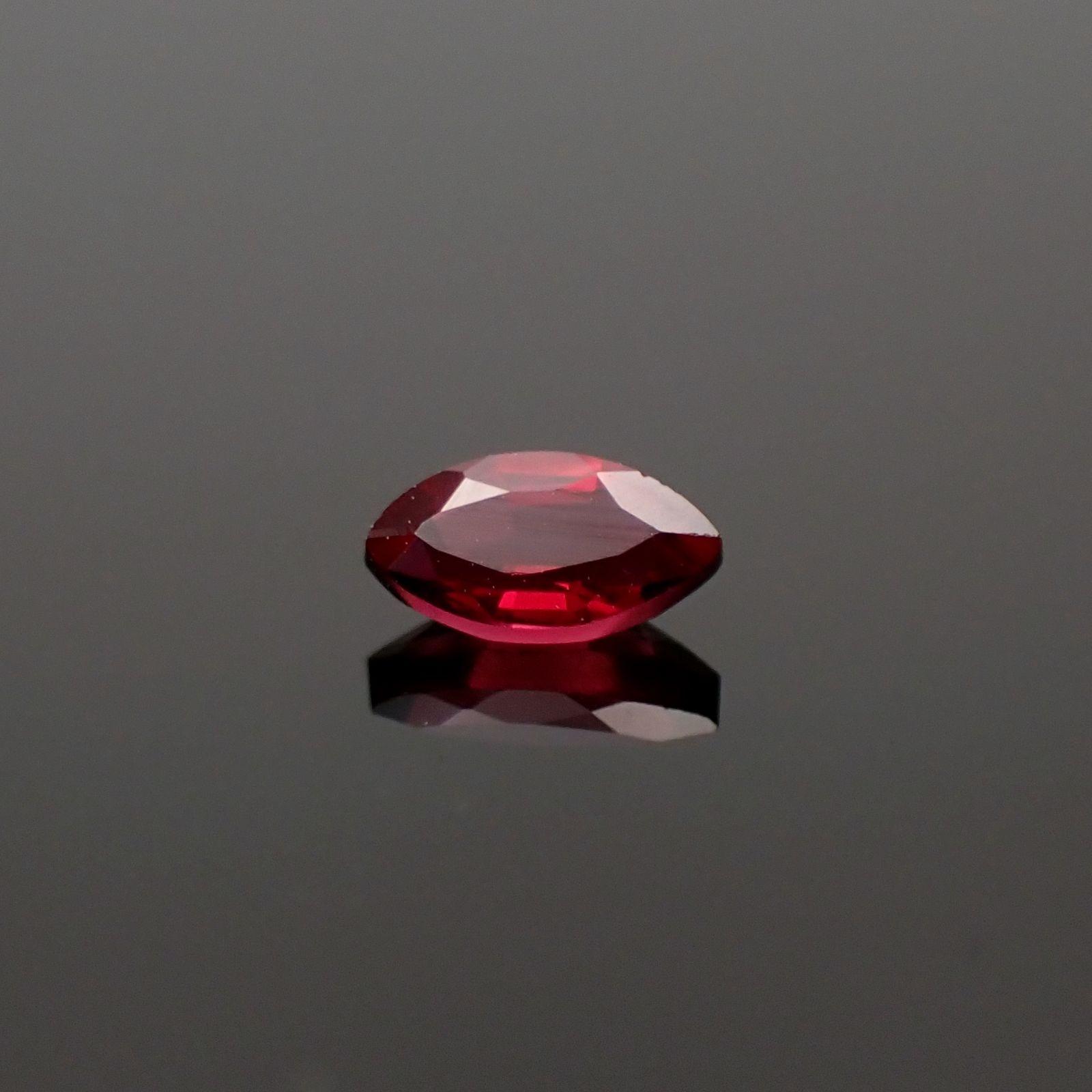 レッドスピネル(宝石名レッド・スピネル)タンザニア産 0.19ct 識別済[231124097]4.8x2.6mm前後