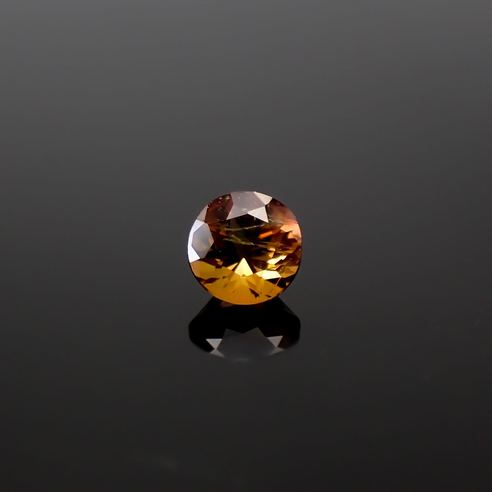 ゴールデンアイオライト(宝石名コーディエライト)マダガスカル産 識別済 0.26ct / 4.2x4.2mm前後 [260532196]