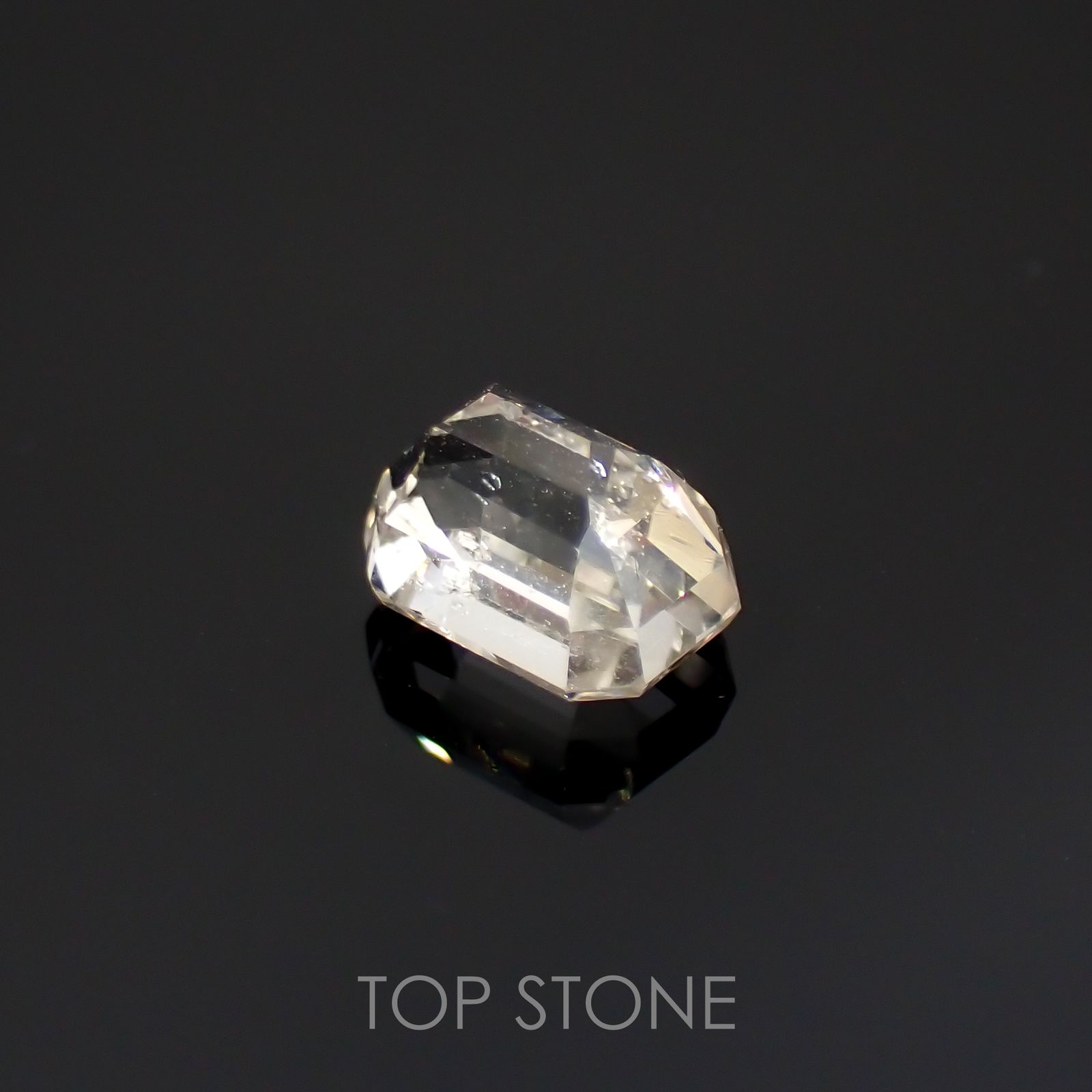 カラーレスエンスタタイト(宝石名ホワイト・エンスタタイト)スリランカ産 1.32ct 識別済[220115573]6.6x5mm前後