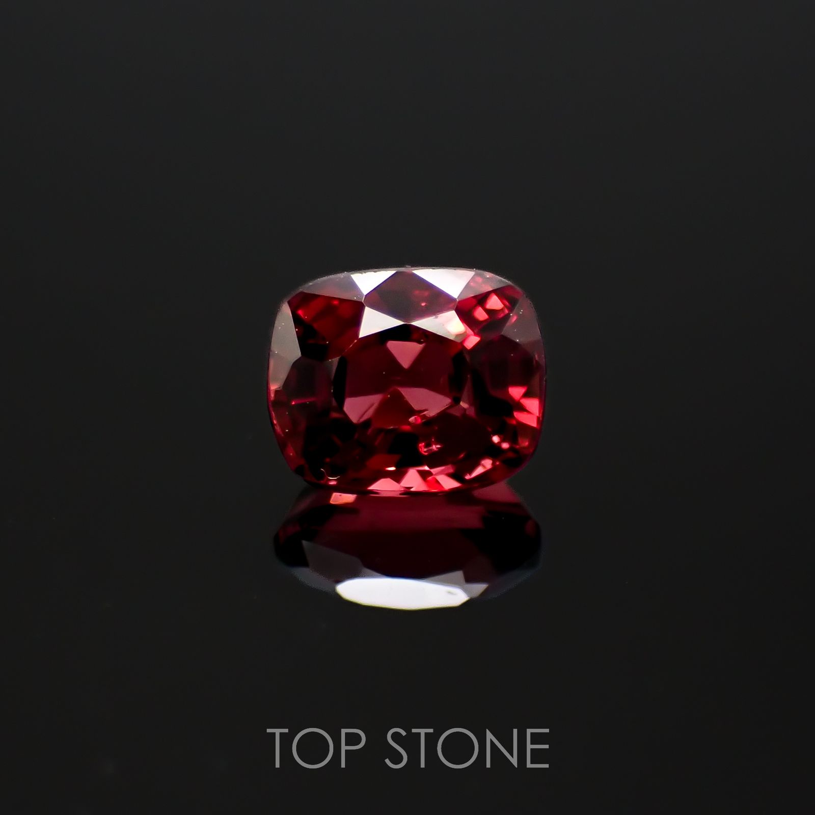 レッドスピネル(宝石名スピネル)ビルマ/マダガスカル産 0.61ct 識別済[220817542]5.1x4.2mm前後