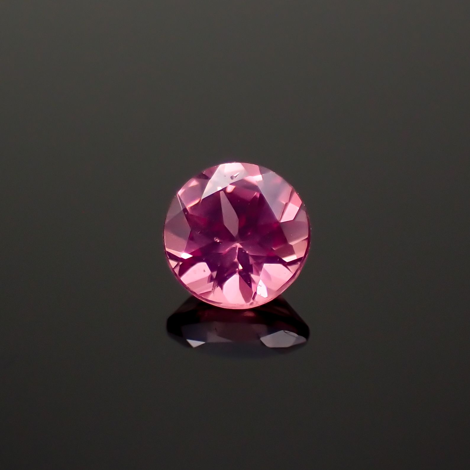 ピンクスピネル(宝石名ピンク・スピネル)タンザニア産 0.26ct 識別済[230321138]3.9x3.8mm前後