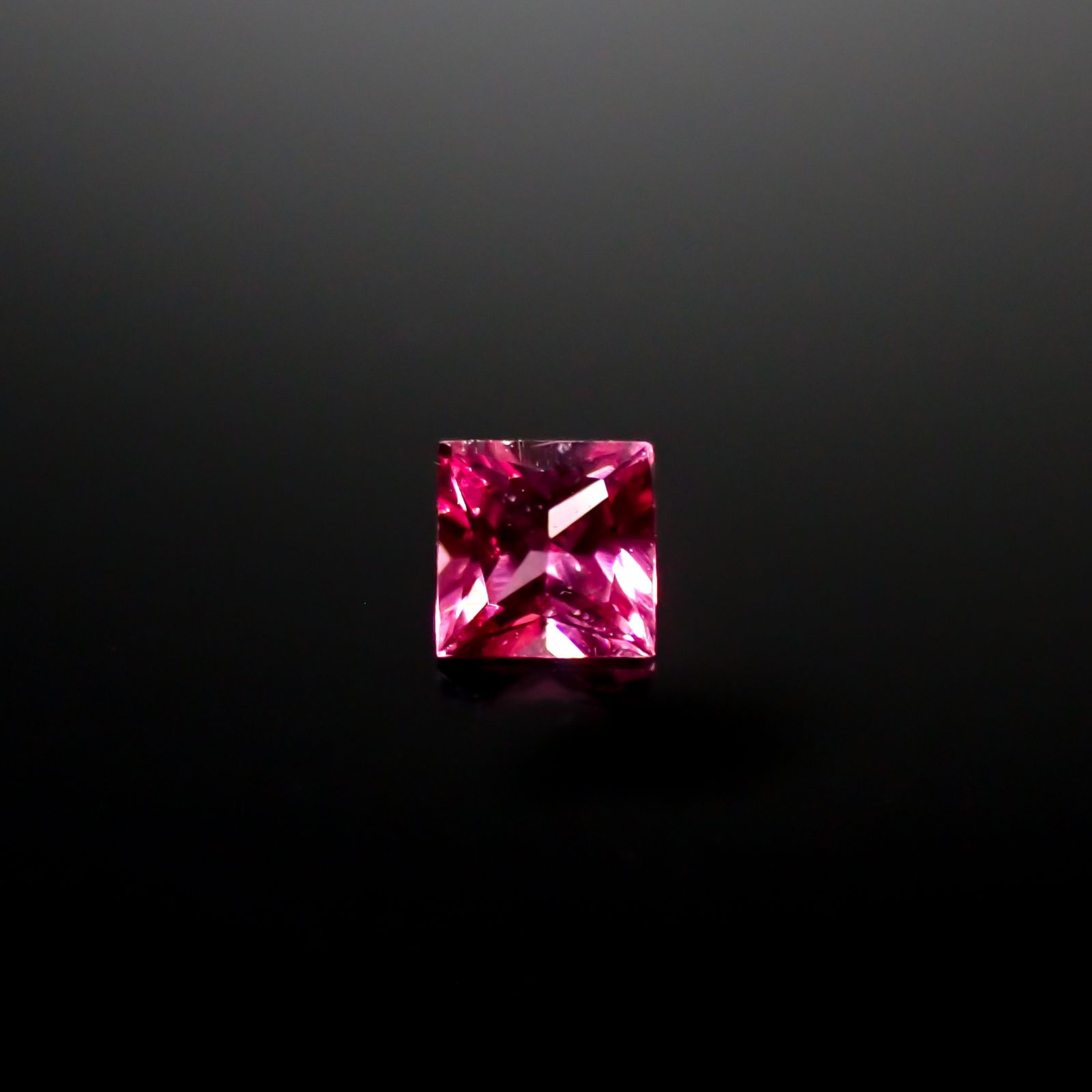 ◇プリンセスカット◇ホットピンクスピネル(宝石名ピンク・スピネル)タンザニア産 0.15ct 識別済[220817536]3x3mm前後
