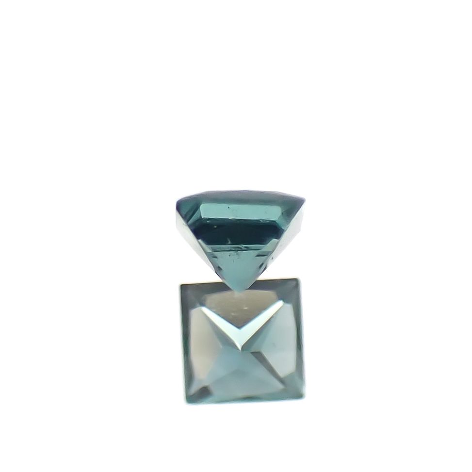 ◇プリンセスカット◇ベキリーブルーガーネット（カラーチェンジガーネット アレキタイプ） マダガスカル・ベキリー産 0.058ct [241229623]2x2mm前後