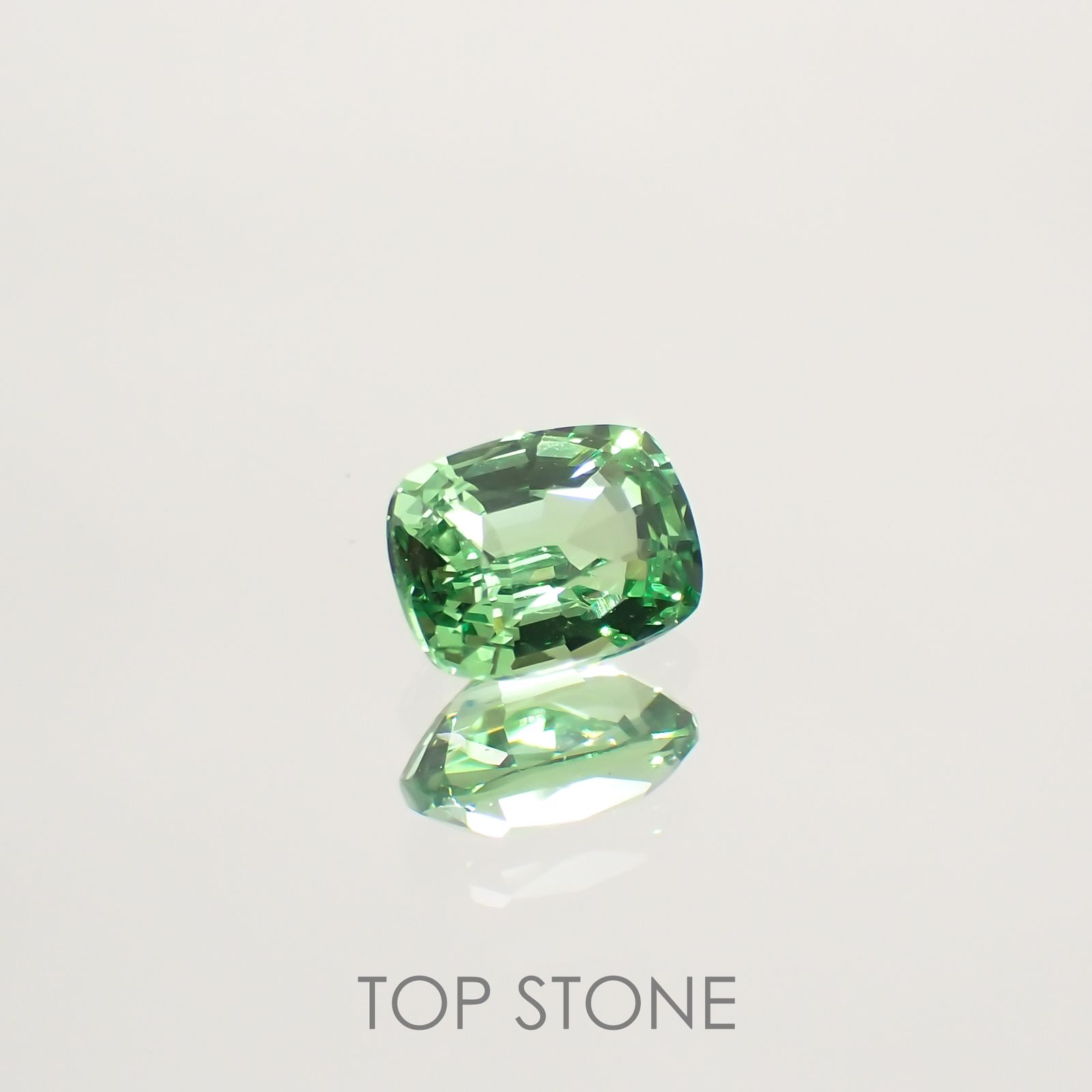 ミントガーネット(宝石名グリーン グロッシュラー・ガーネット) タンザニア産 0.664ct ソ付(彩珠)[210711924]5.4×4.3mm前後