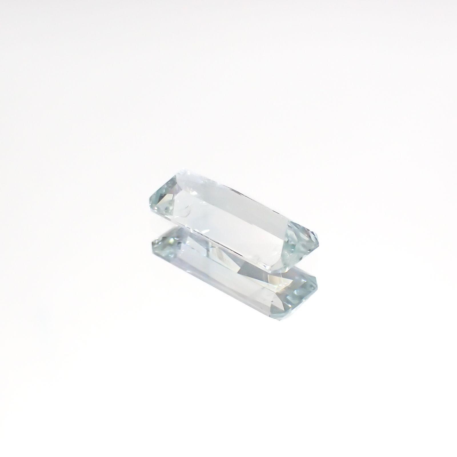 ジェレメジェバイト(宝石名エレメジェバイト)ナミビア産 1.084ct ソ付(彩珠)[220616456]10x4.2mm前後