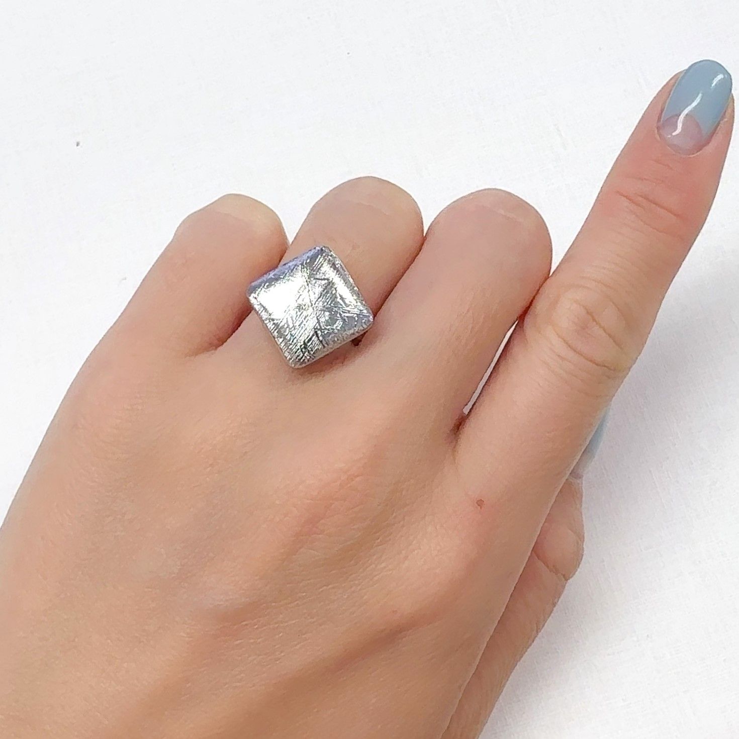 ムオニナルスタ隕石 発見地:スウェーデン 16.35ct[240125775]13.8x13.8mm前後
