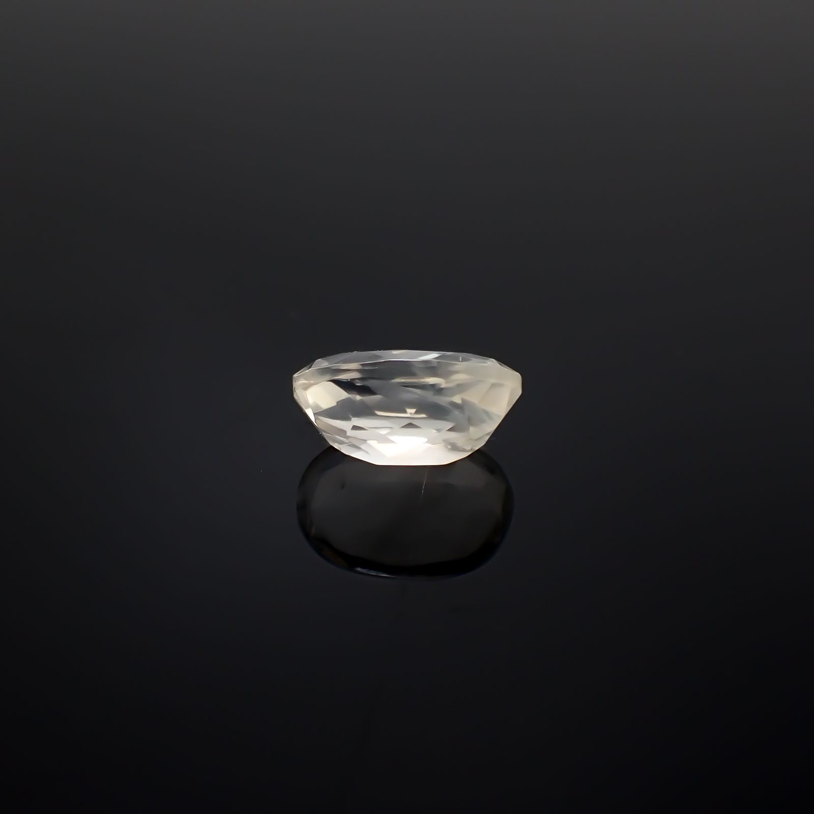 マラウイムーンストーン マラウイ共和国産 3.74ct / 12.1x8.4mm前後 [260331823]
