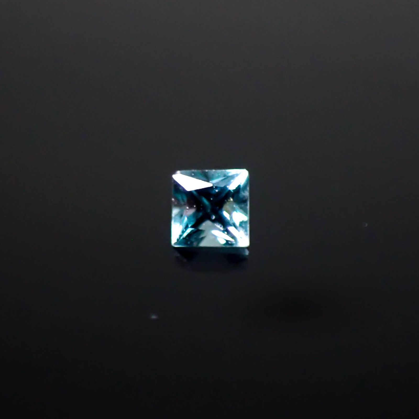 ◇プリンセスカット◇ベキリーブルーガーネット（カラーチェンジガーネット アレキタイプ） マダガスカル・ベキリー産 0.031ct [250330071]1.6x1.6mm前後