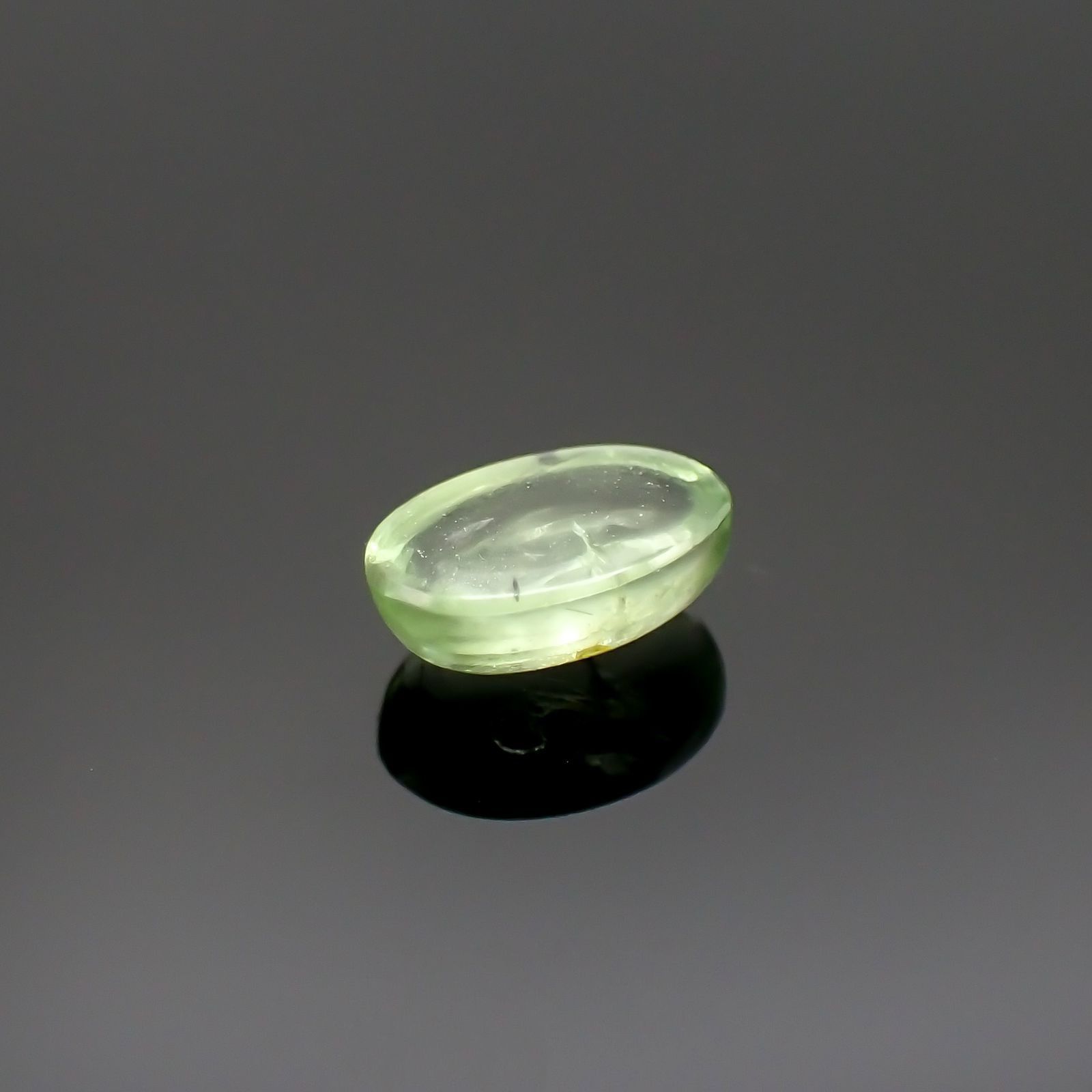ミントガーネット(宝石名グロッシュラー・ガーネット)タンザニア産 識別済 0.64ct / 5.9x4mm前後 [220917750]