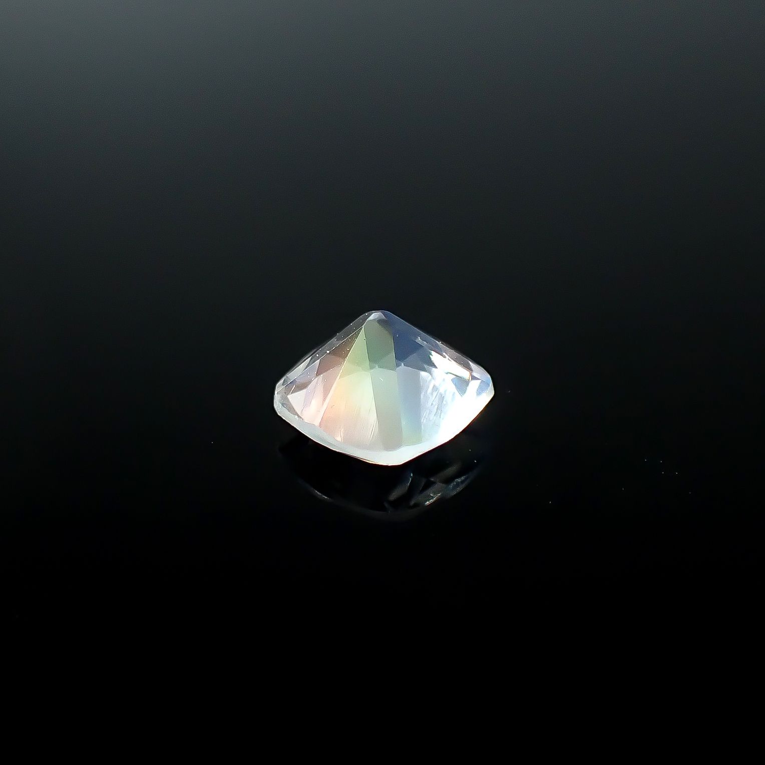 レインボームーンストーン タンザニア産 0.53ct [250730920]5.3x5.2mm前後