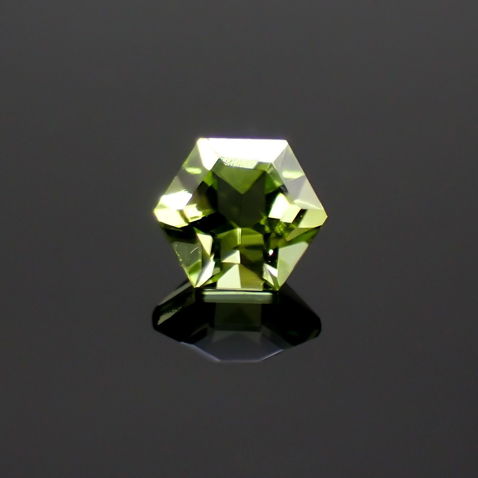 ◇ヘキサゴンカット◇ペリドット(宝石名ペリドット) パキスタン産 0.36ct 識別済[251013094]4.1×4mm前後