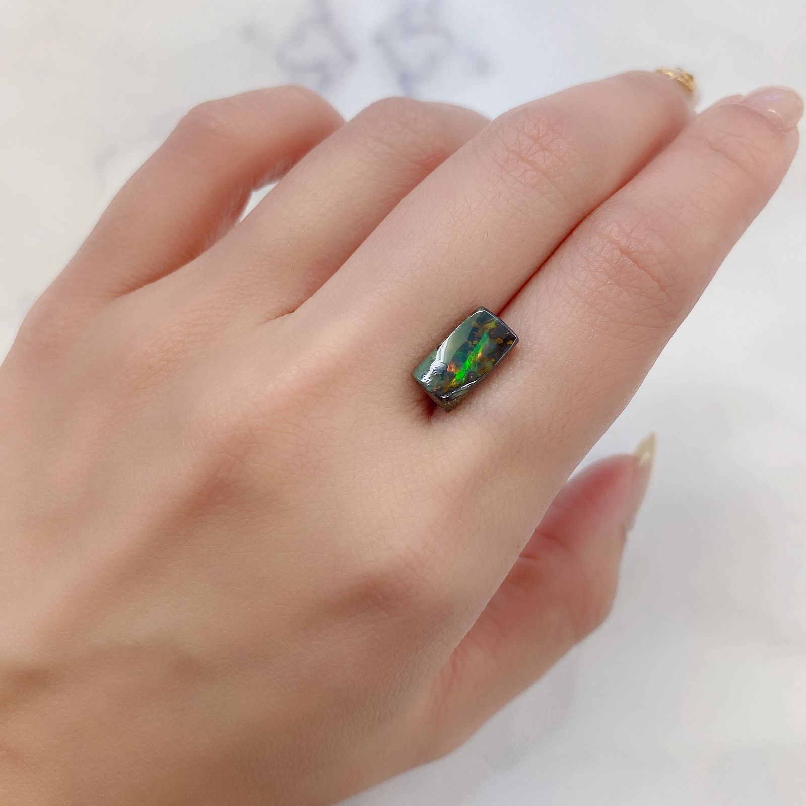 ボルダーオパール 原石磨き(宝石名ボルダー・オパール) オーストラリア産 2.449ct ソ付(彩珠)[210611311]11.6×6.2mm前後