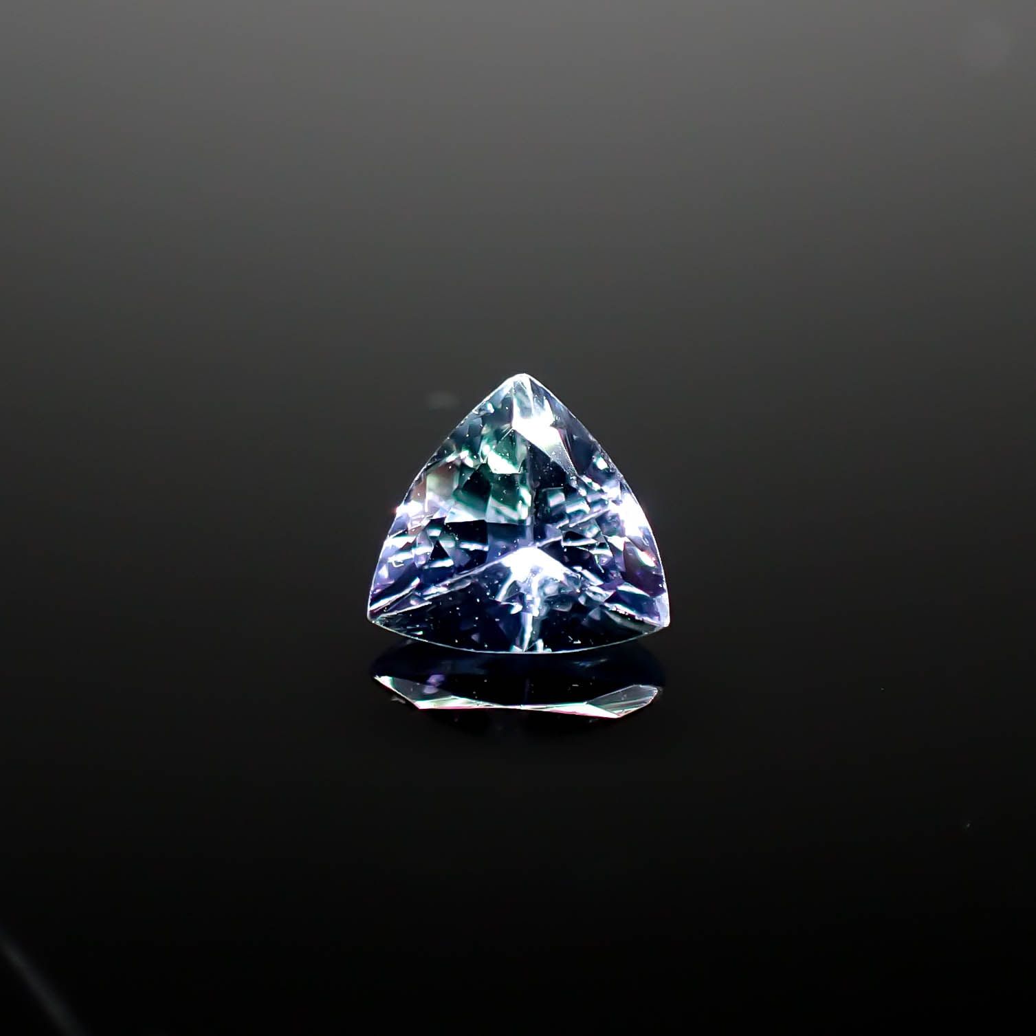 バイカラータンザナイト(宝石名ゾイサイト)タンザニア産 0.38ct 識別済[240828607]4.8x5.1mm前後