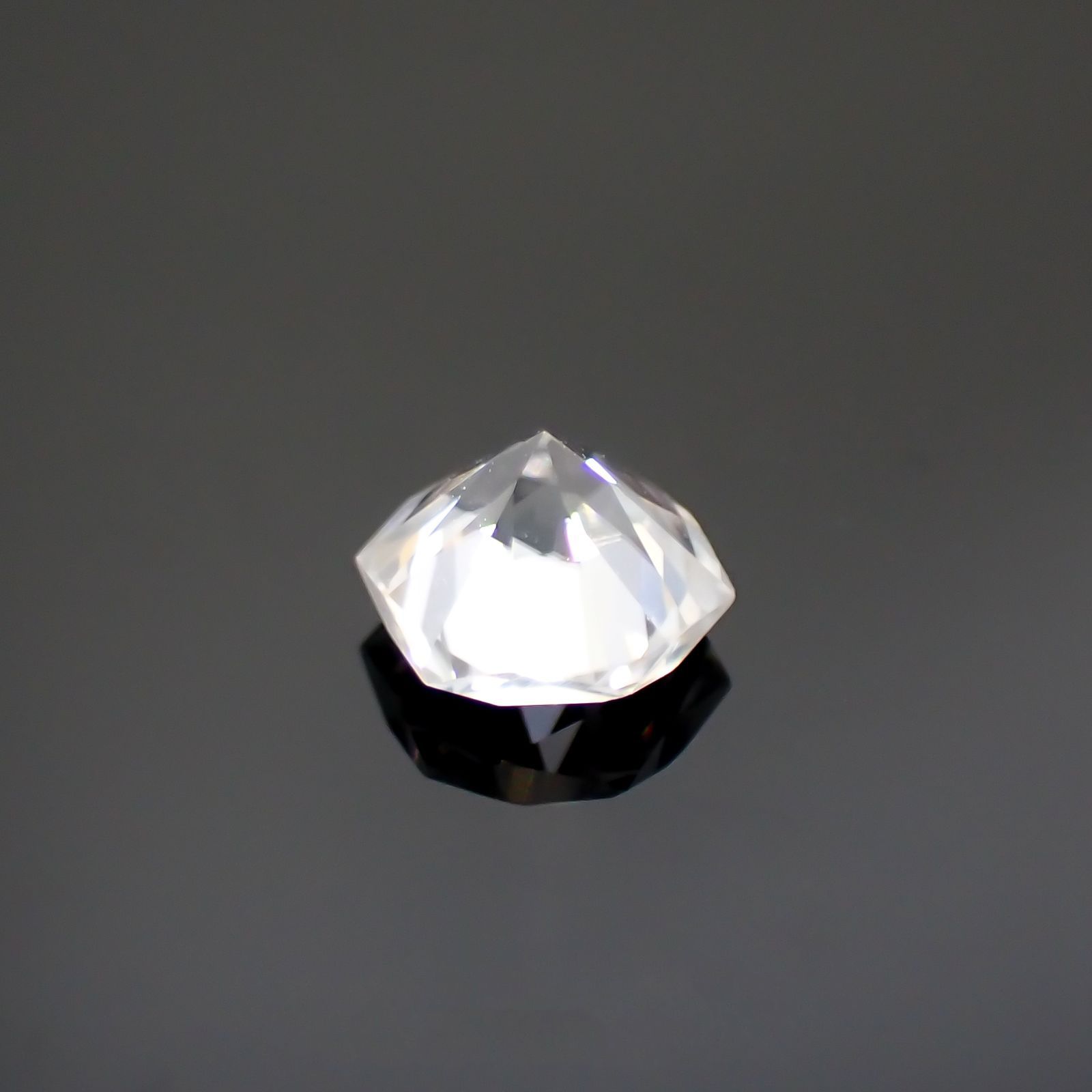 ◇ヘキサゴンカット◇カラーレスジルコン(宝石名ホワイト・ジルコン)スリランカ/カンボジア産 0.74ct 識別済[220114274]4.6x4.5mm前後