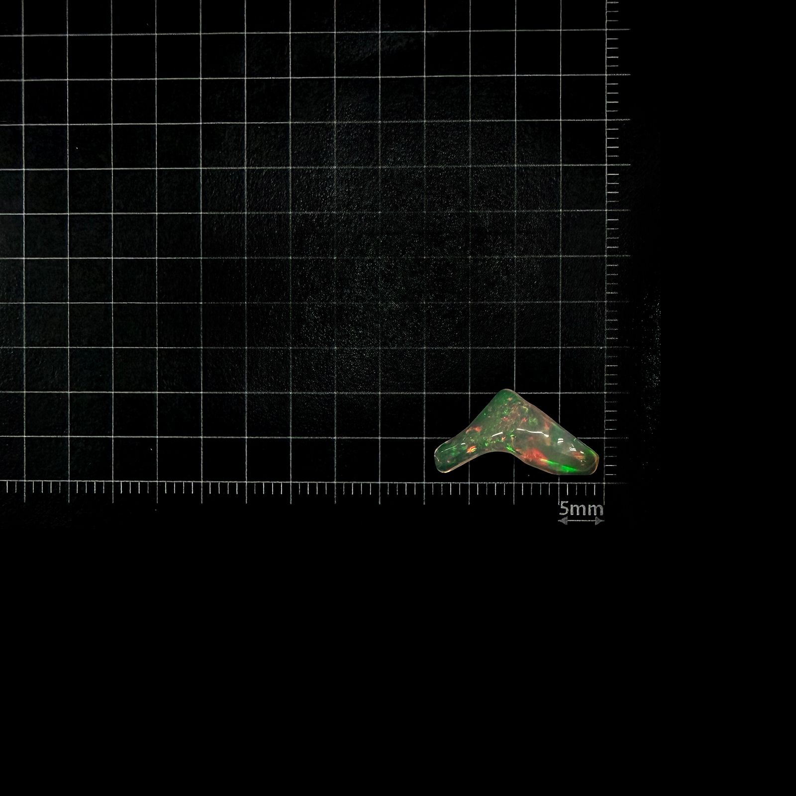 ◇バロック型◇エチオピアオパール(宝石名オパール) エチオピア産 識別済 2.39ct / 17.9x9.2mm前後 [260111399]