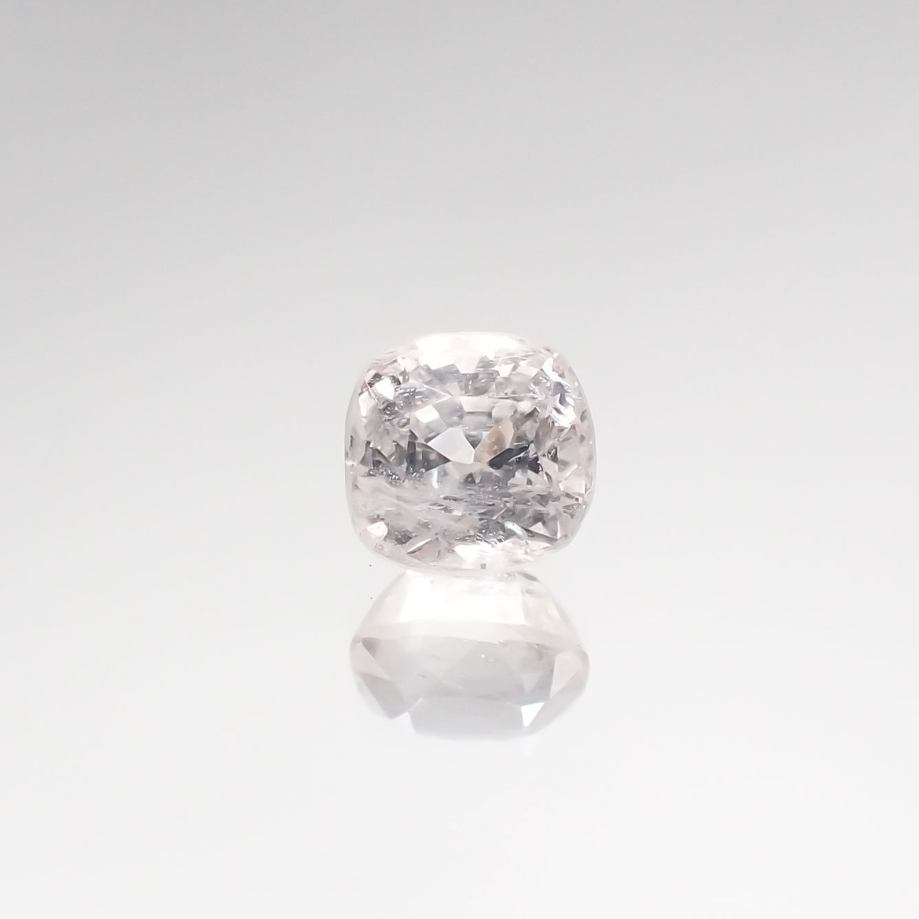ホワイトターフェアイト(宝石名ホワイト・ターフェアイト) スリランカ産 0.684ct ソ付(彩珠)[210711694]4.7×4.6mm前後