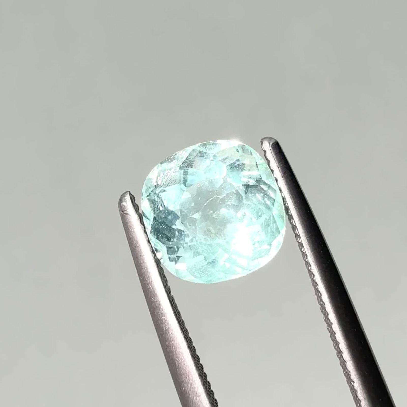 フローライト フルオレッセンス ジンバブエ産 1.93ct / 7x6.9mm前後