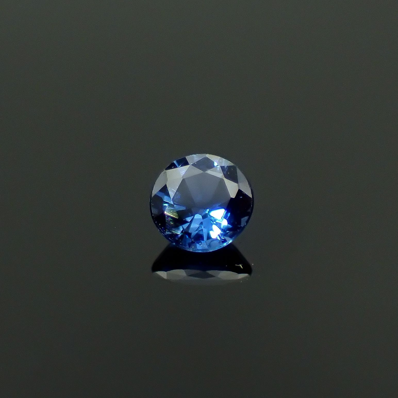 サファイア スリランカ/マダガスカル産 0.22ct / 3.5x3.5mm前後 [250931010]