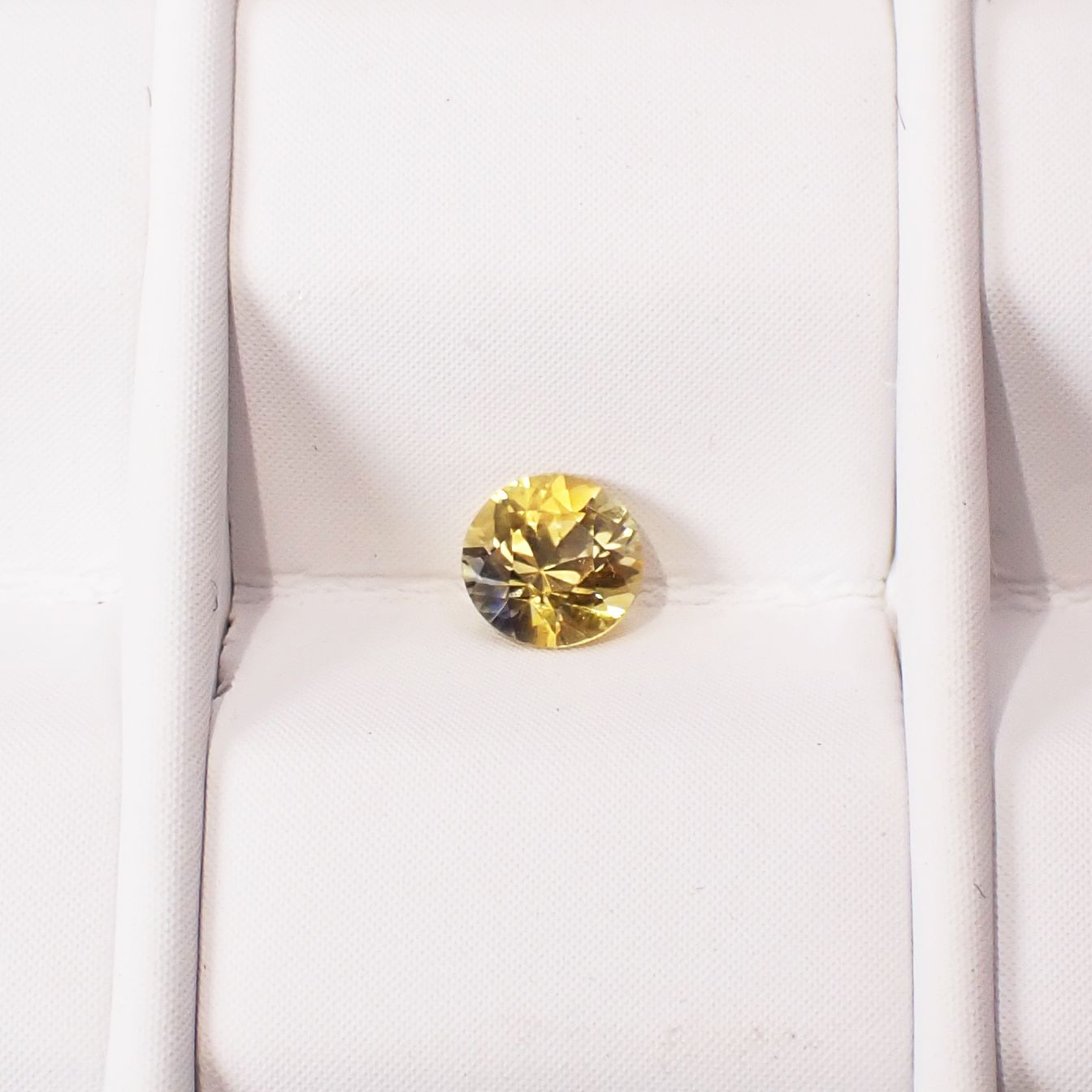 バイカラーサファイア スリランカ/マダガスカル産 0.24ct / 3.5x3.5mm前後 [250931134]