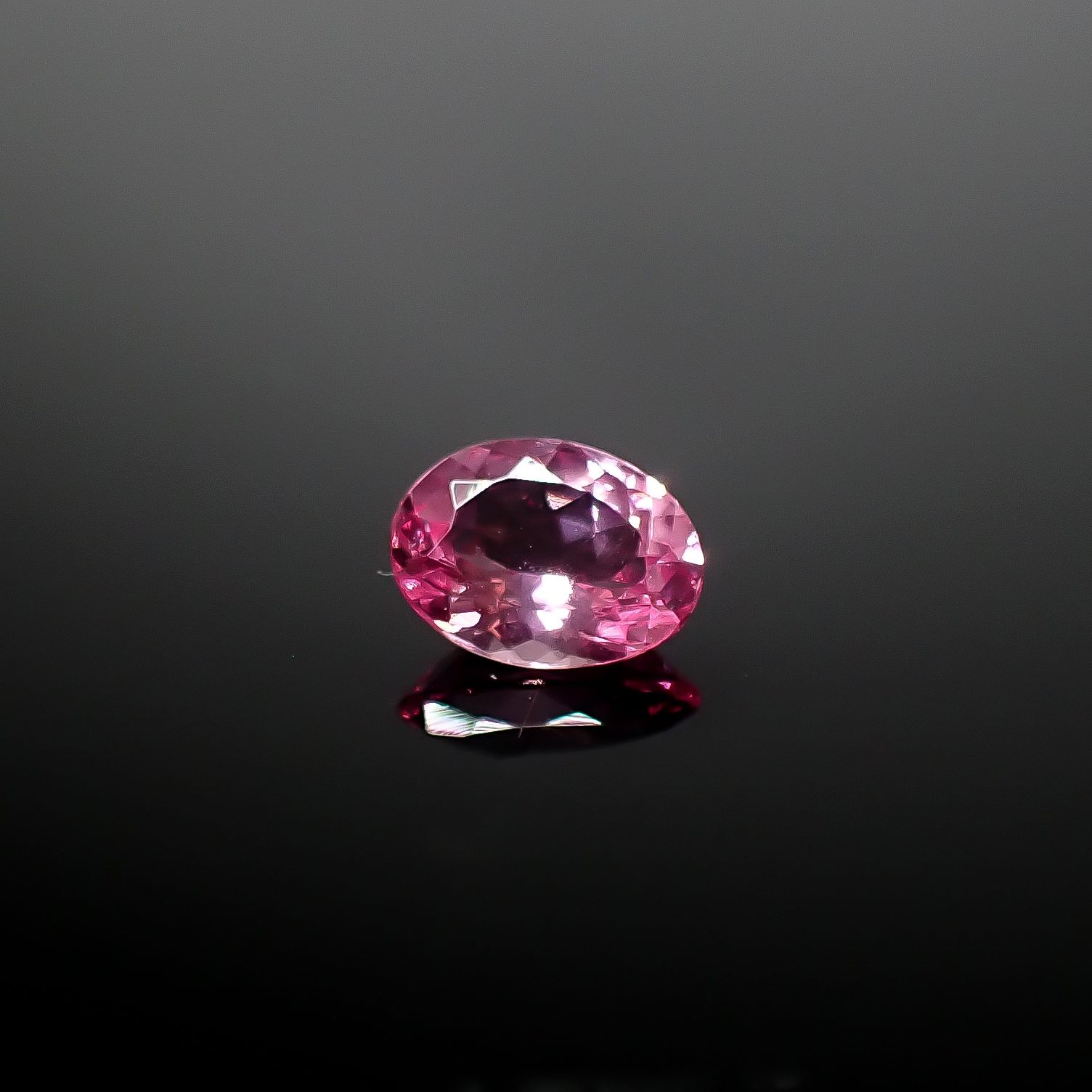 ピンクスピネル(宝石名ピンク・スピネル)ビルマ/マダガスカル産 0.850ct ソ付(彩珠)[250730809]7.1x5.3mm前後