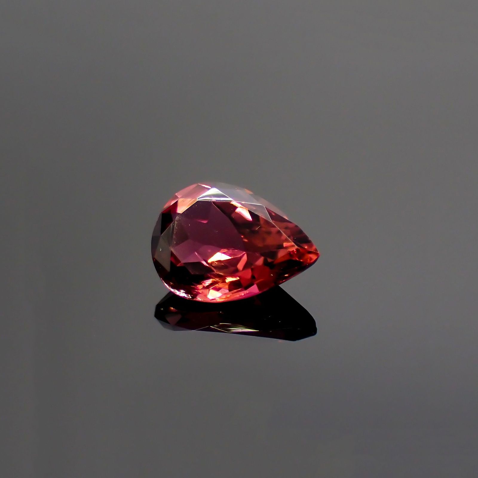 パープルトルマリン(宝石名パープル・トルマリン) ブラジル産 識別済 0.99ct / 7.9x5.9mm前後 [260313577]