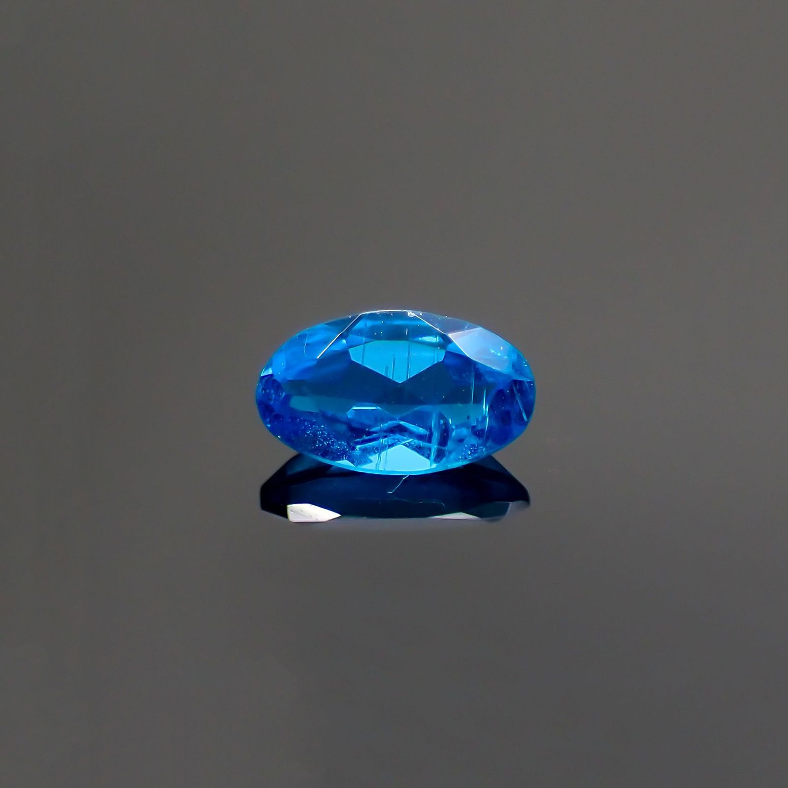 ネオンブルーアパタイト(宝石名アパタイト) ブラジル産 識別済 0.24ct / 5.1x2.9mm前後 [211012571]