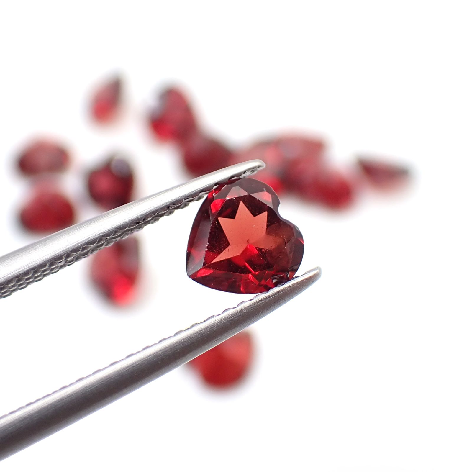 ◇ランダムセレクト◇パイラルスパイトガーネット モザンビーク産 約0.90ct / 6x6mm前後 [260532221]